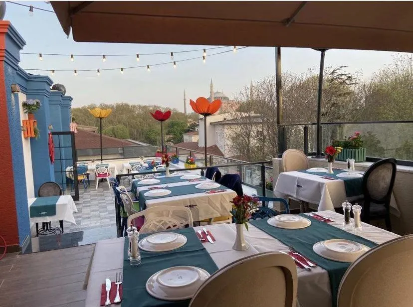 Restaurant/places to eat in Raymond Blue Hotel