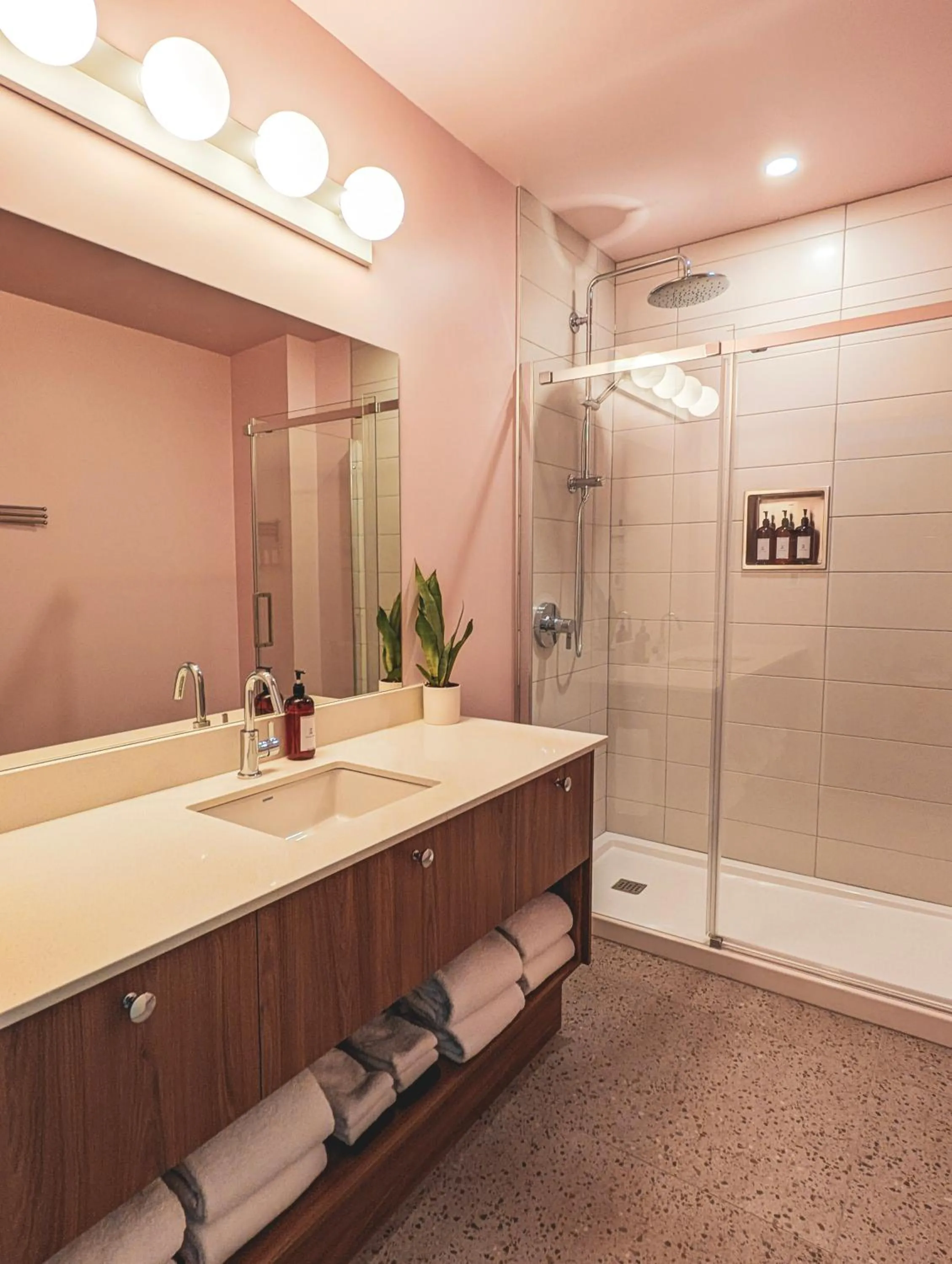 Shower in Terminus Hôtel