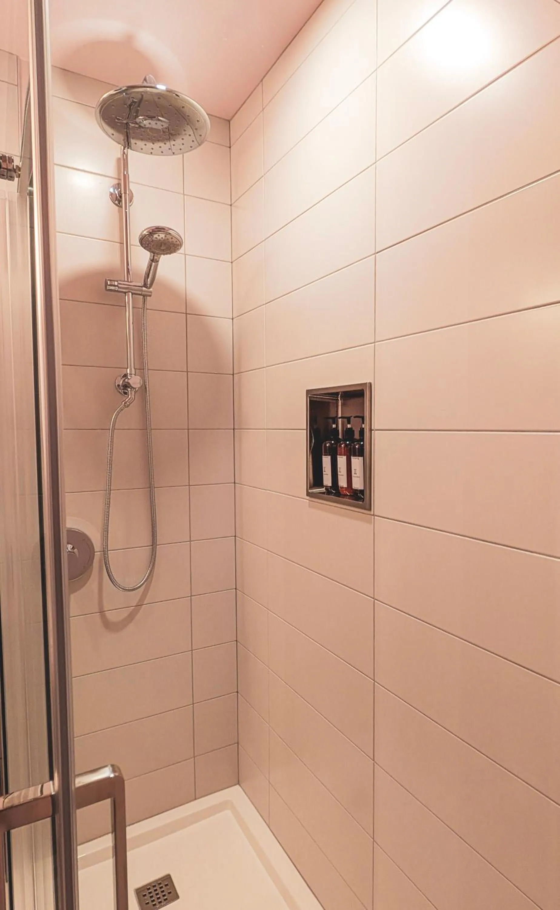 Shower in Terminus Hôtel