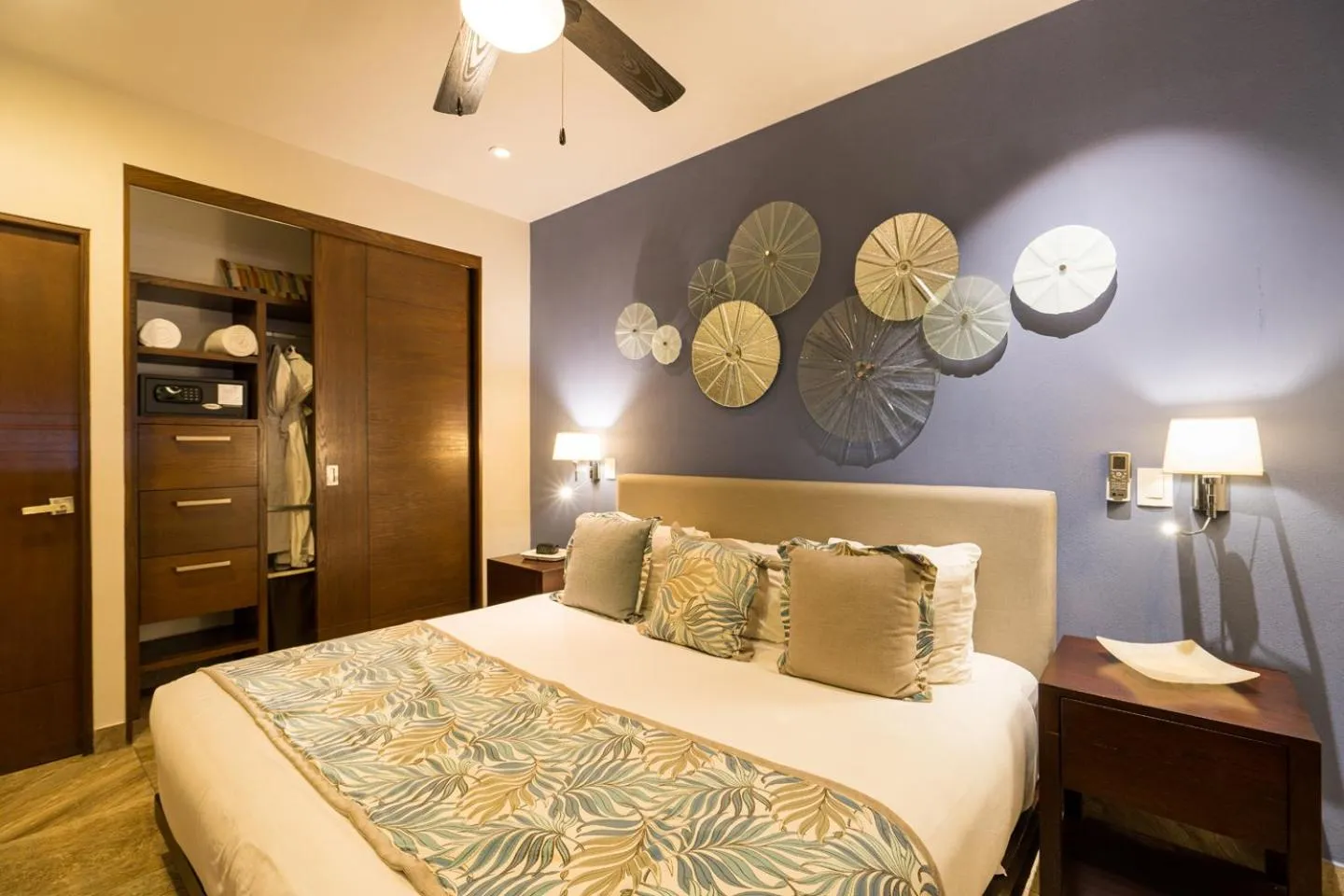 Bedroom, Bed in Pinnacle Resorts 220