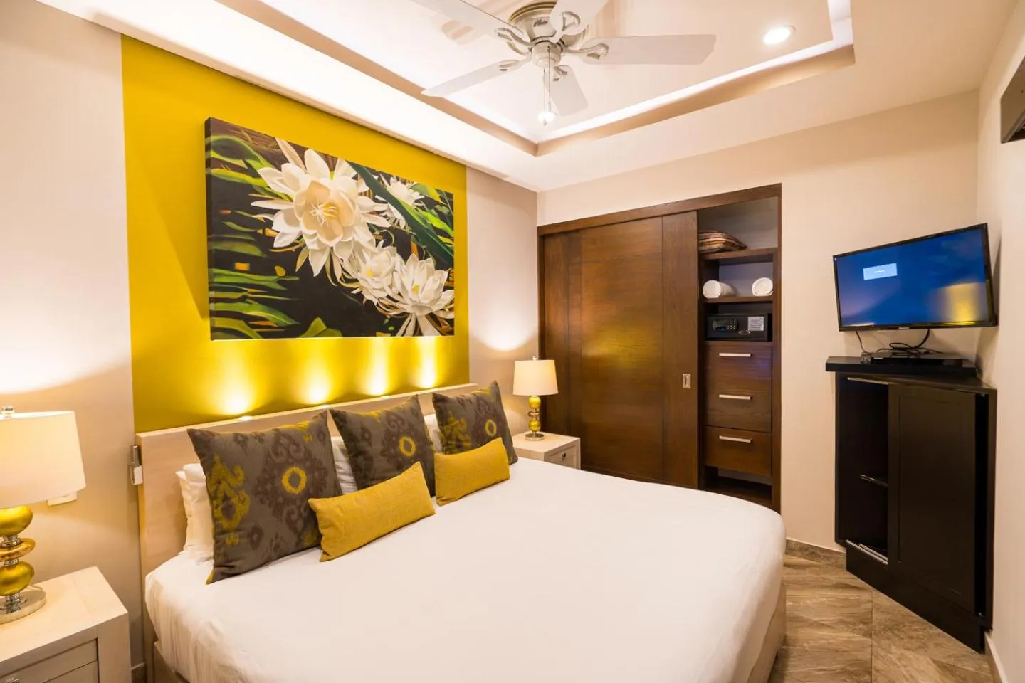 Bedroom, Bed in Pinnacle Resorts 220