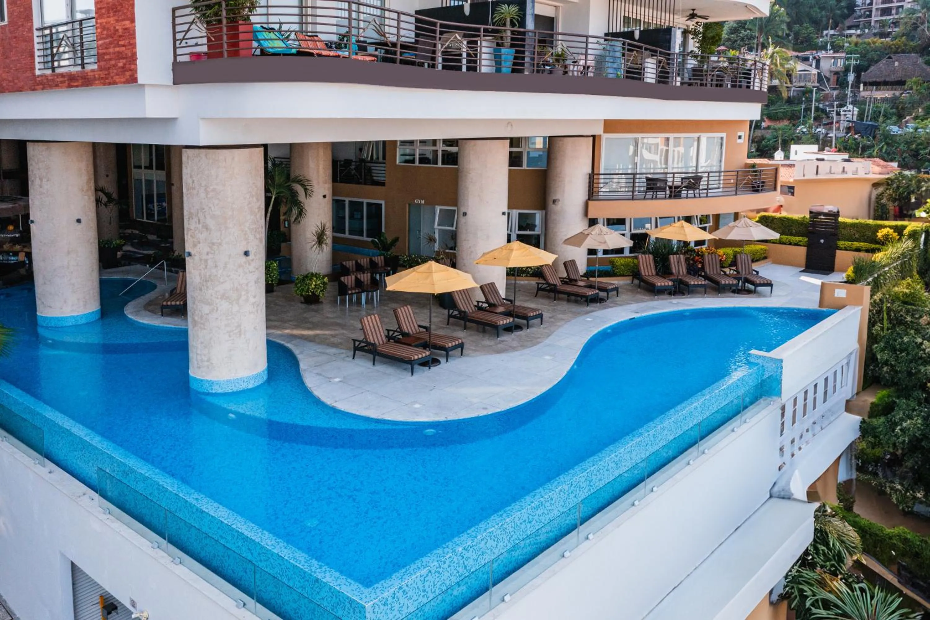 Swimming pool in Pinnacle Resorts 180