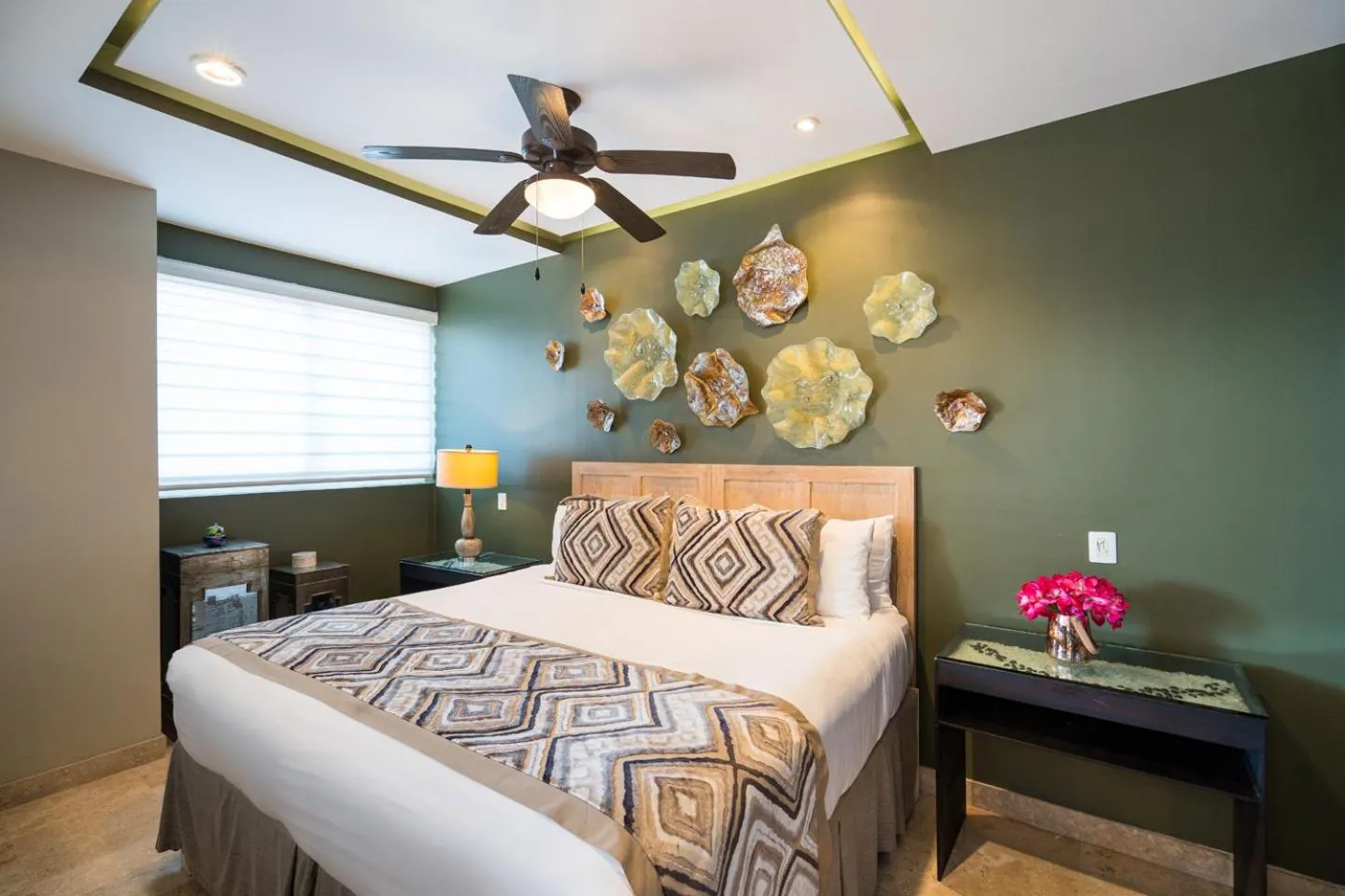 Bedroom, Bed in Pinnacle Resorts 180