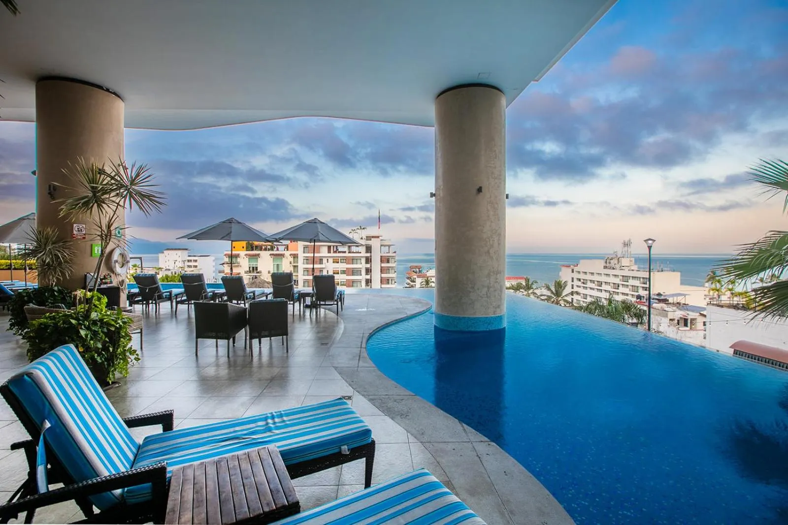 Swimming pool in Pinnacle Resorts 180