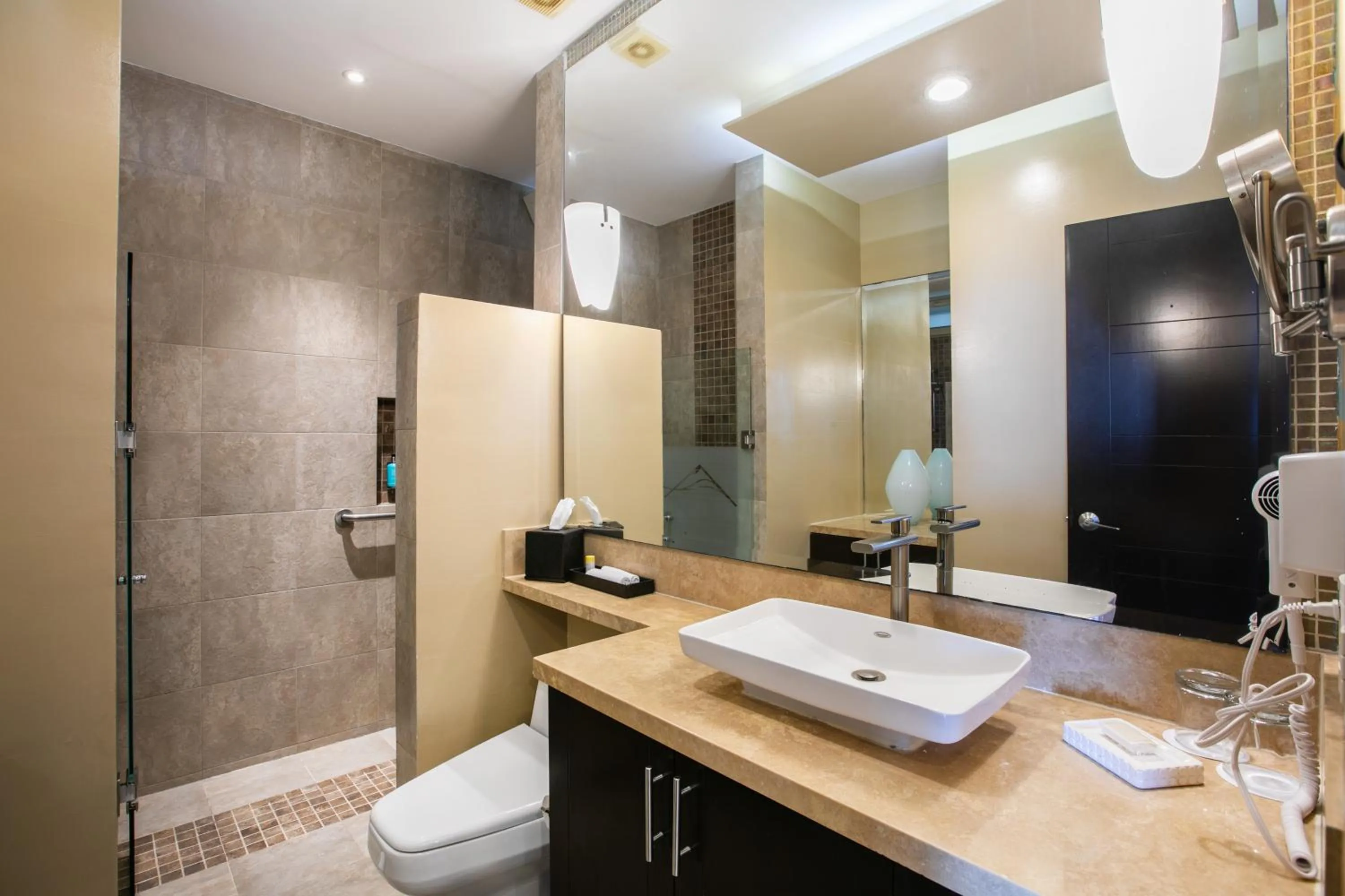 Bathroom in Pinnacle Resorts 180