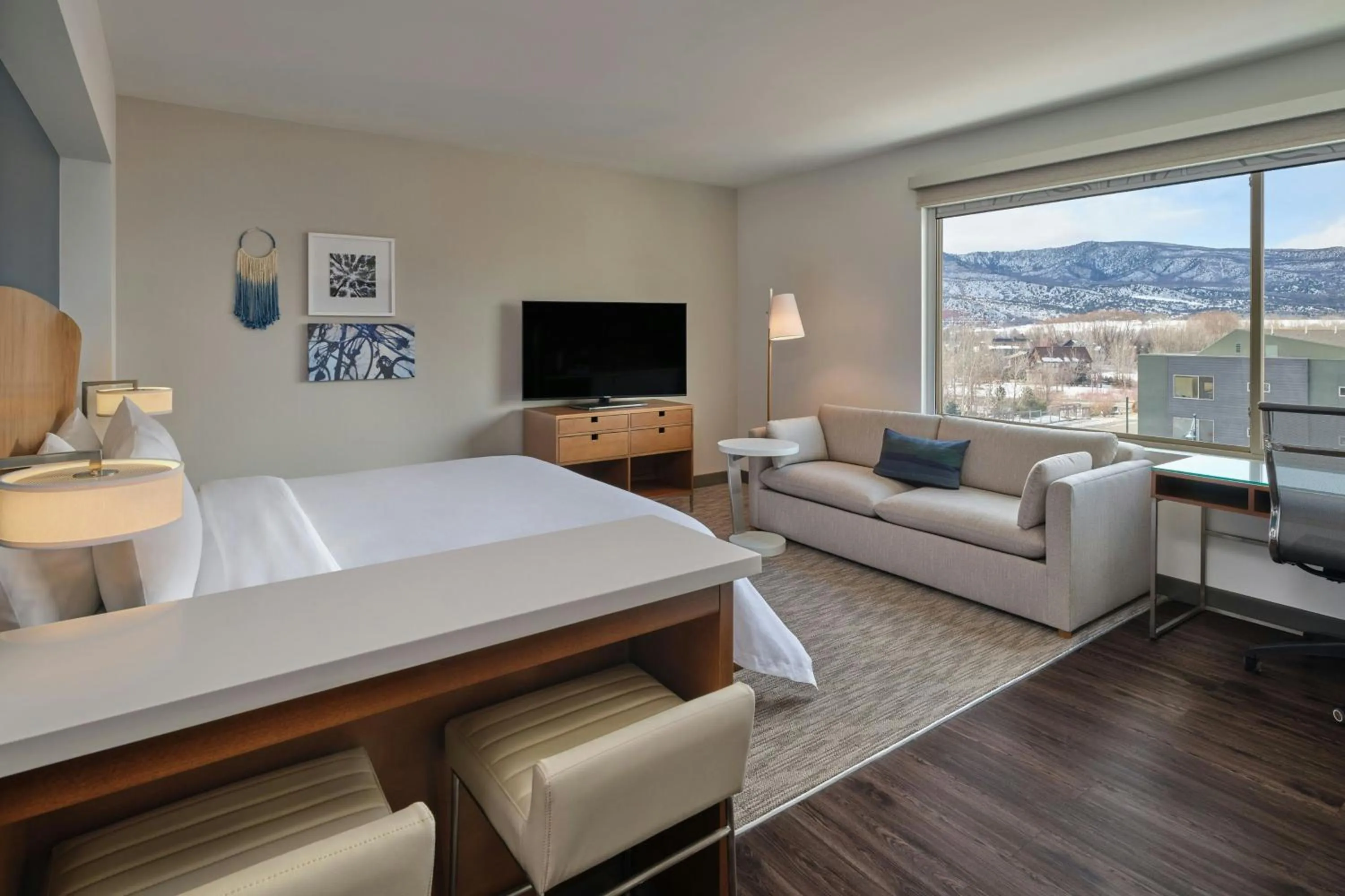 Photo of the whole room, Bed in Element Basalt - Aspen