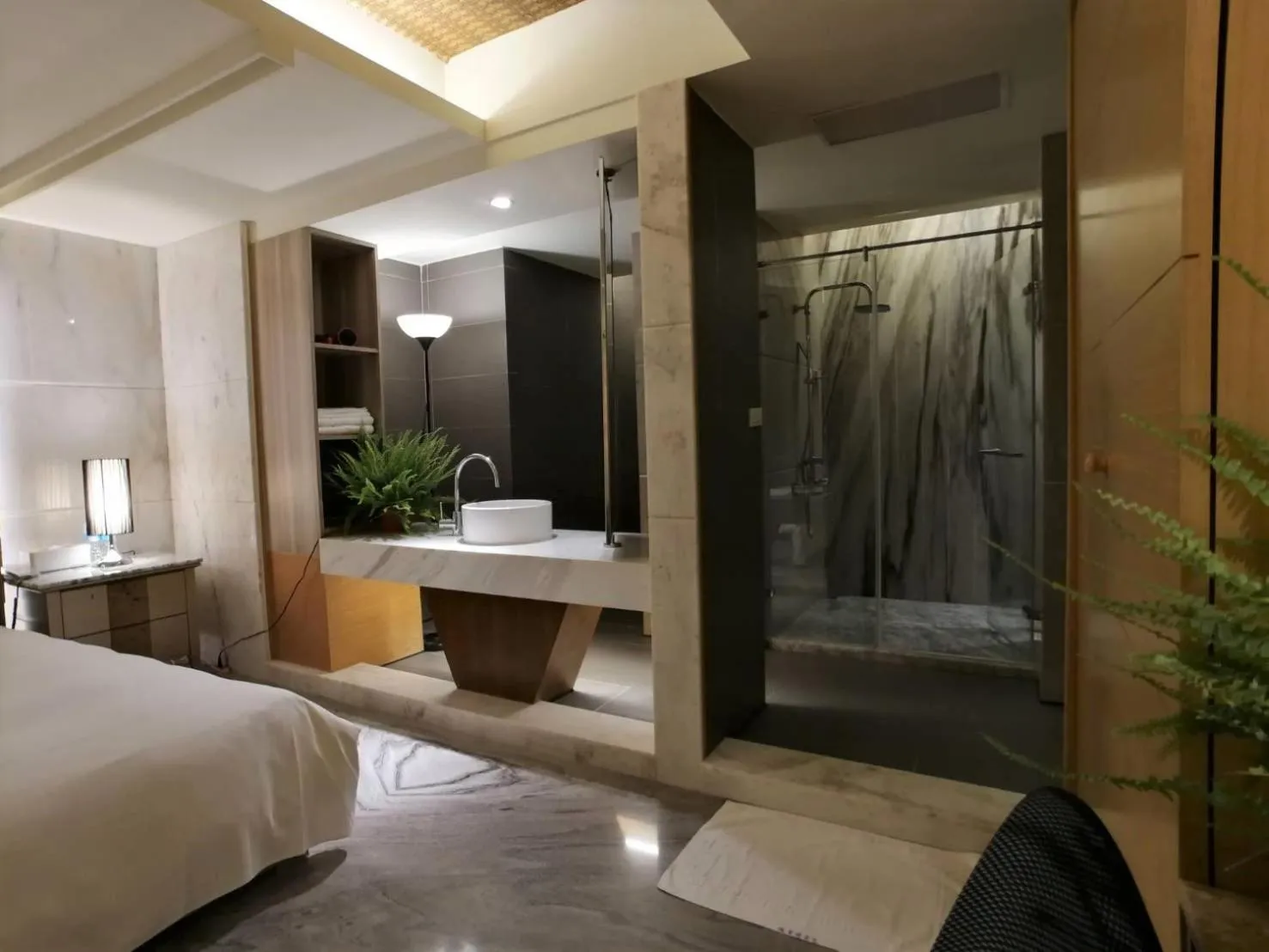 Shower, Bed in Michelle hotel