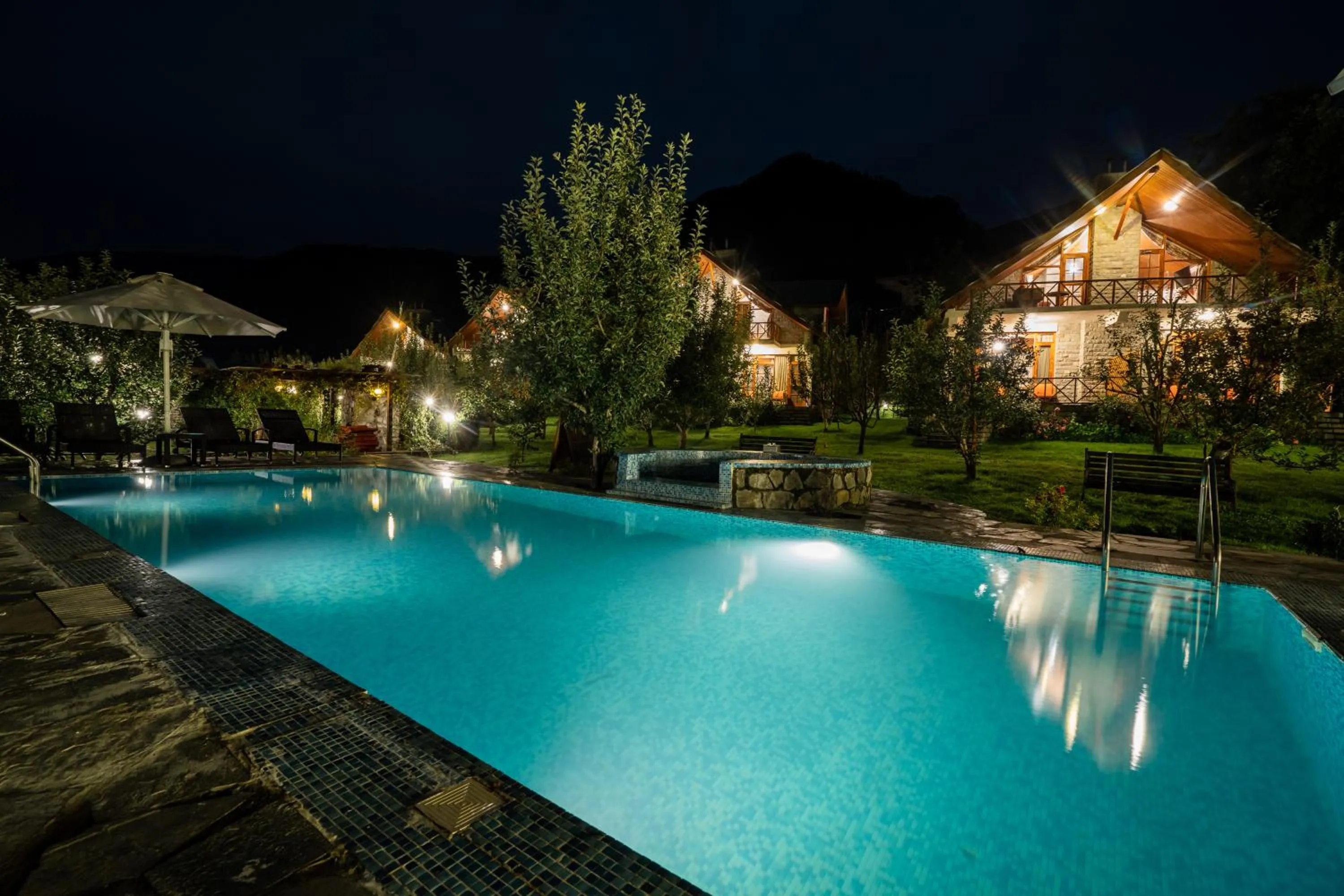 Swimming pool in Larisa Resort Manali