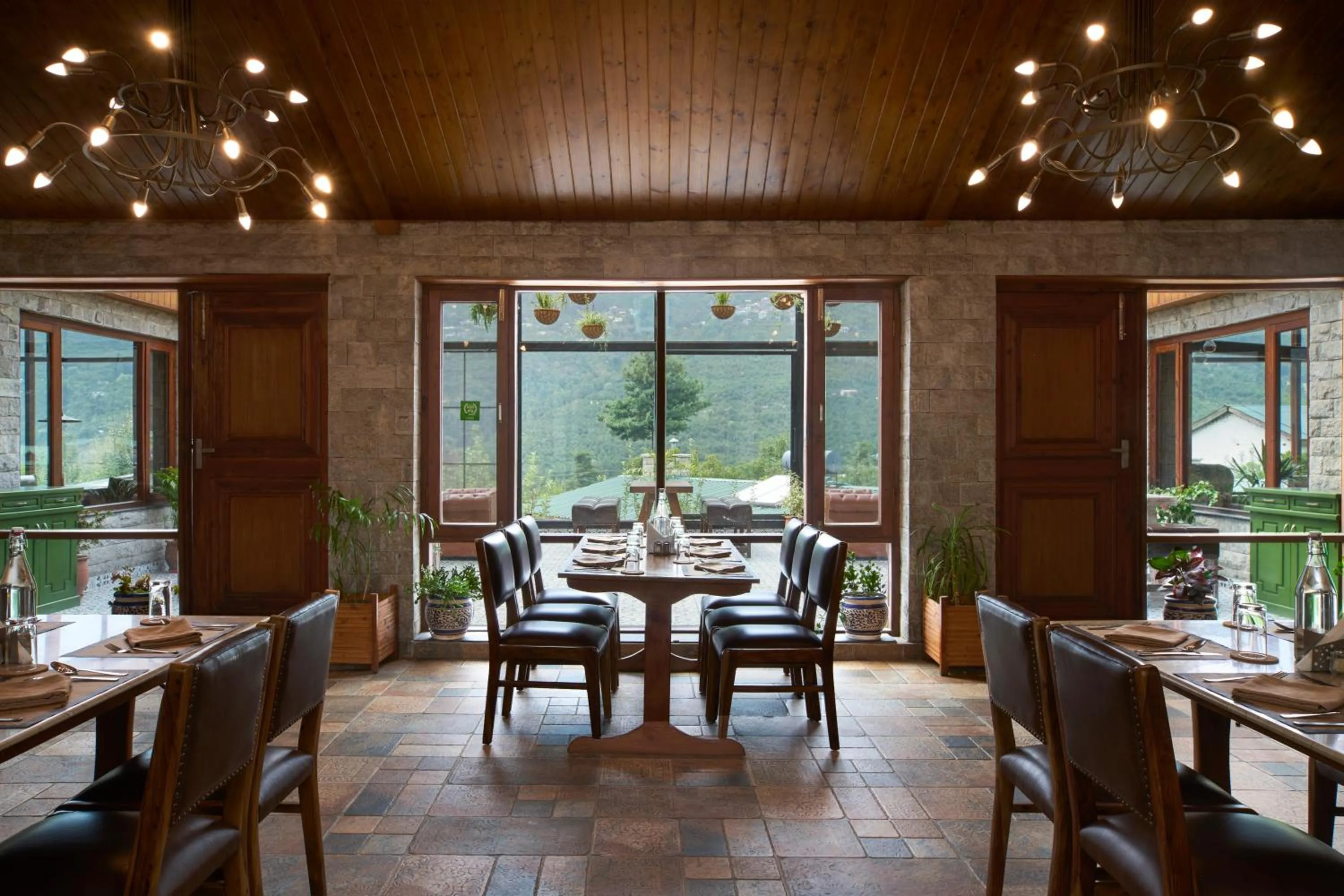 Restaurant/places to eat in Larisa Resort Manali