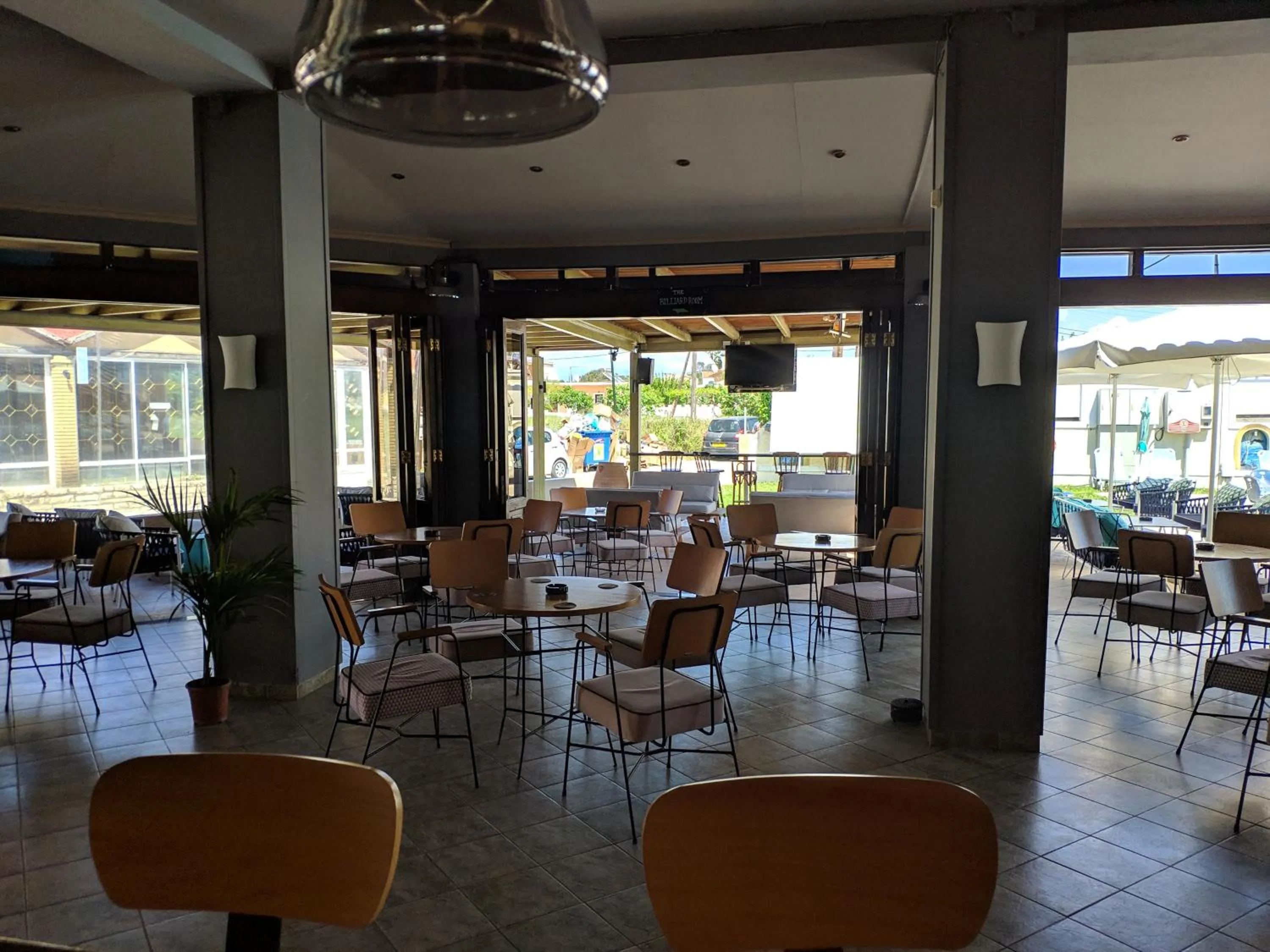 Restaurant/places to eat in Tondoris Apartments