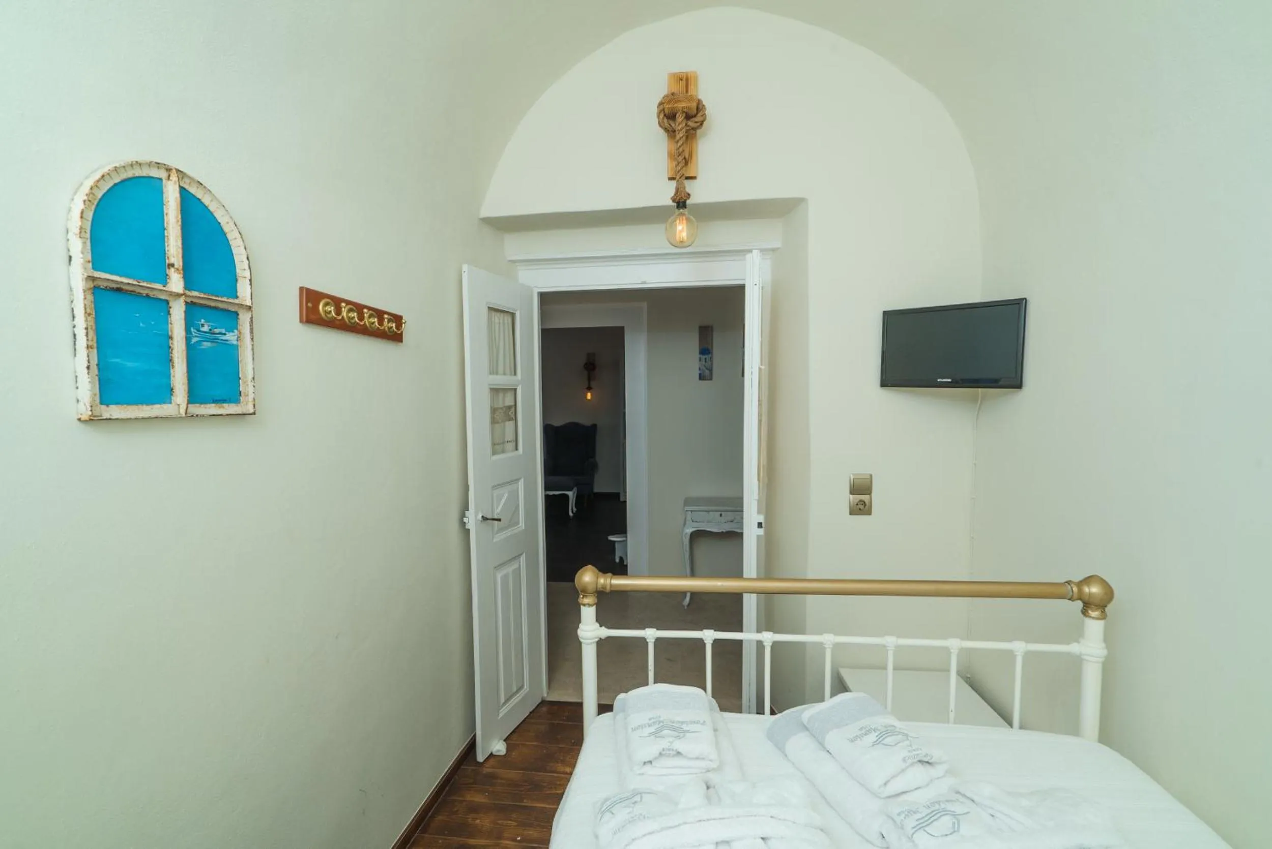 Bed in Poseidon Mansion Sunset