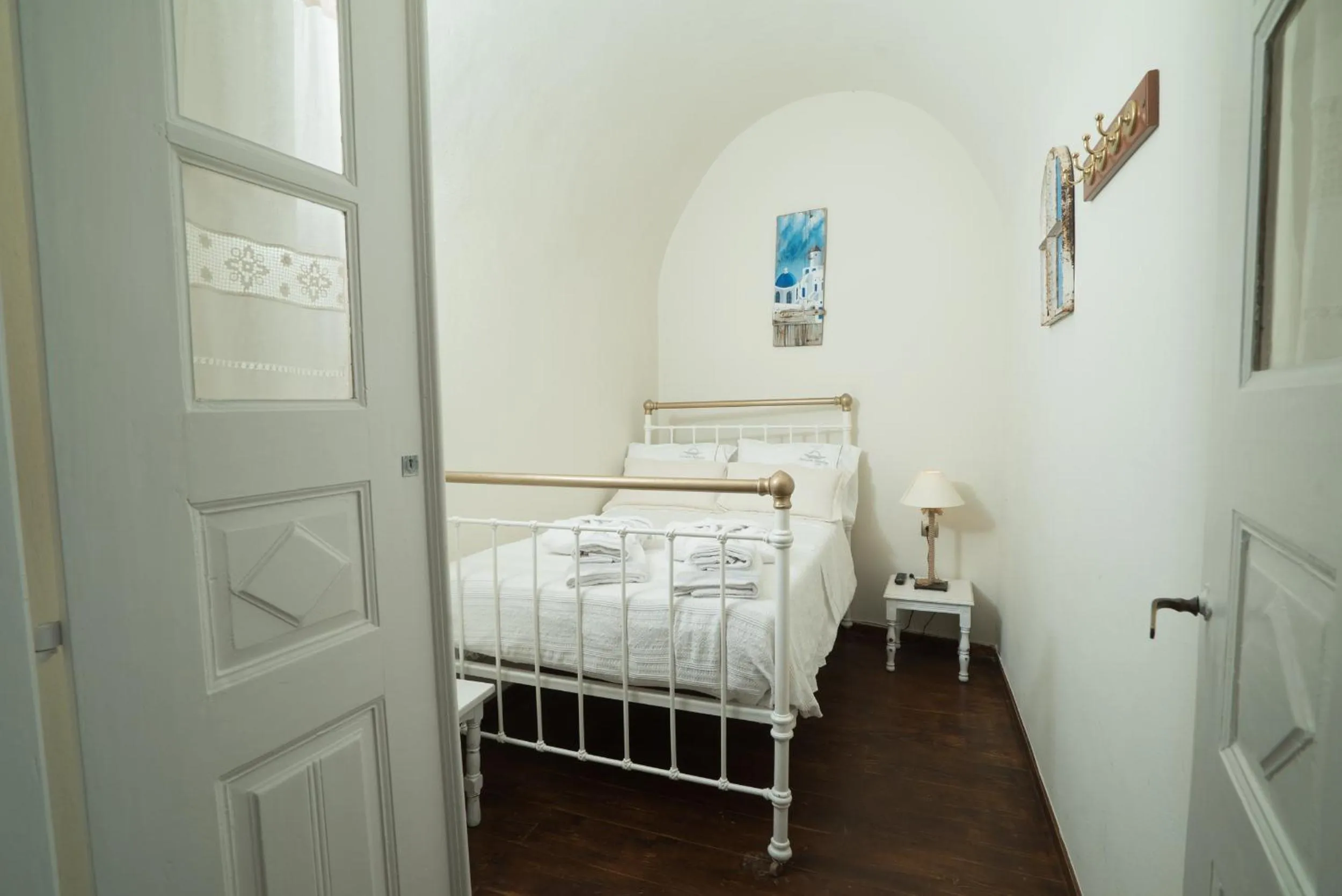 Bed in Poseidon Mansion Sunset