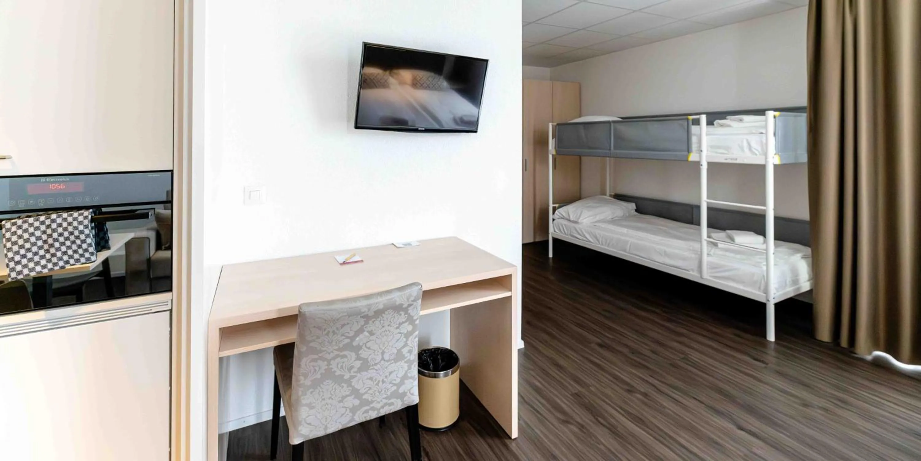 TV and multimedia, Bed in Los Lorentes Hotel Bern Airport