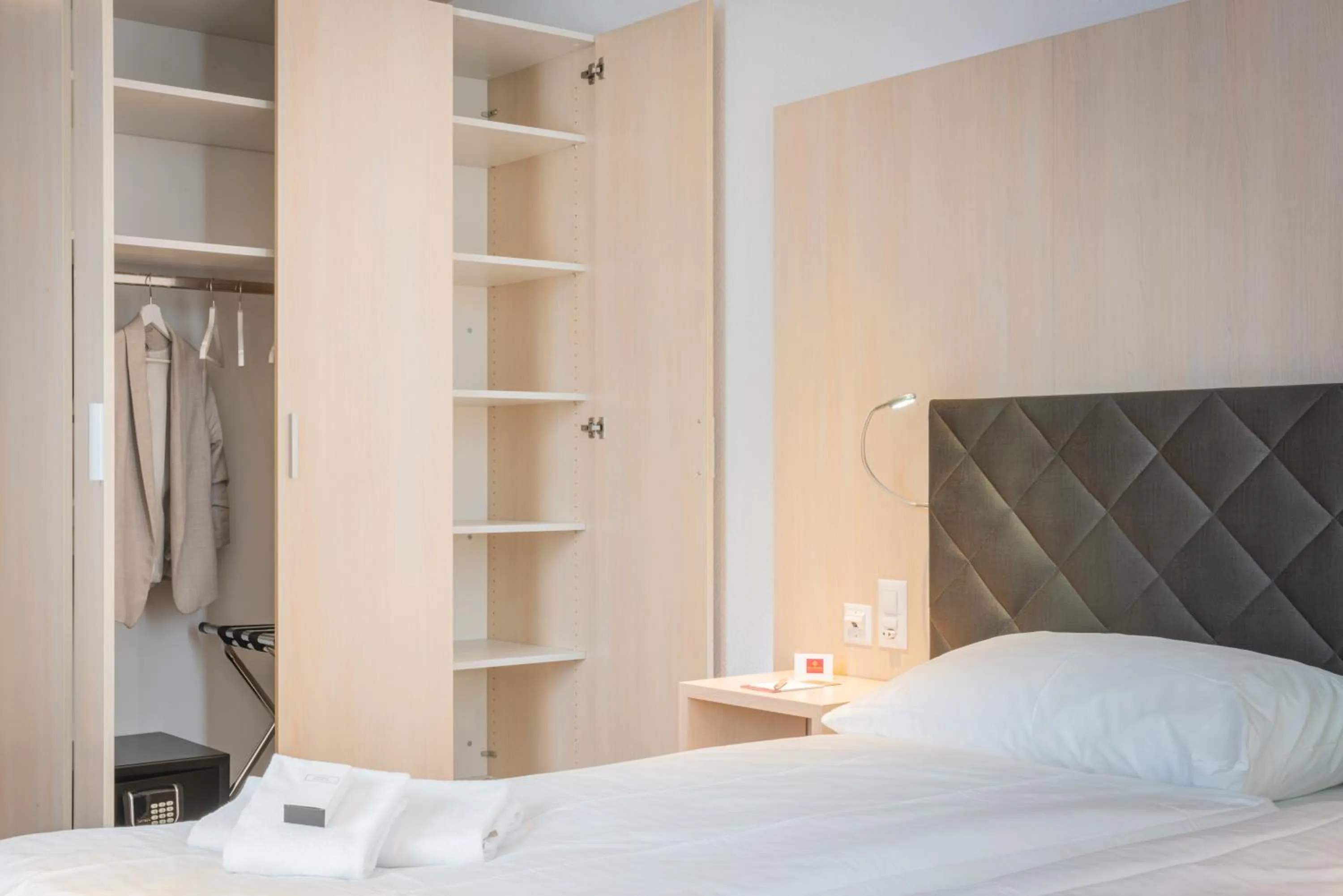 wardrobe, Bed in Los Lorentes Hotel Bern Airport