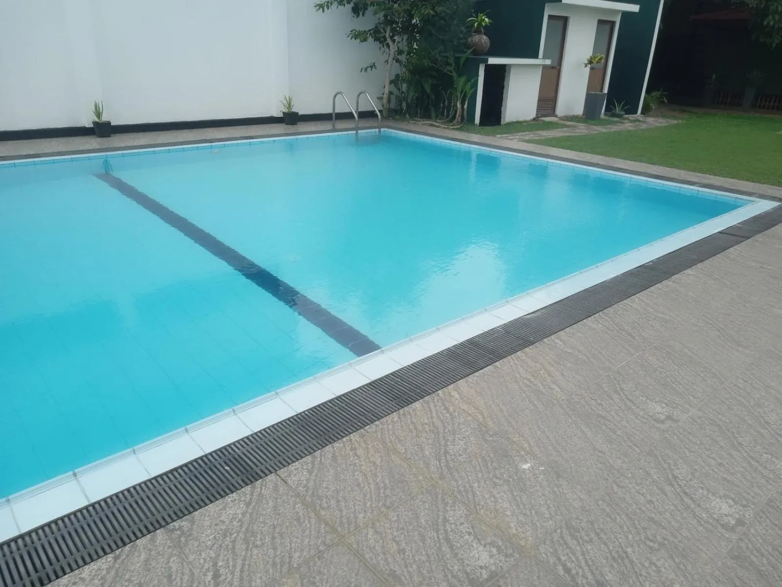 Swimming pool in Blue Spring Hotel Wadduwa