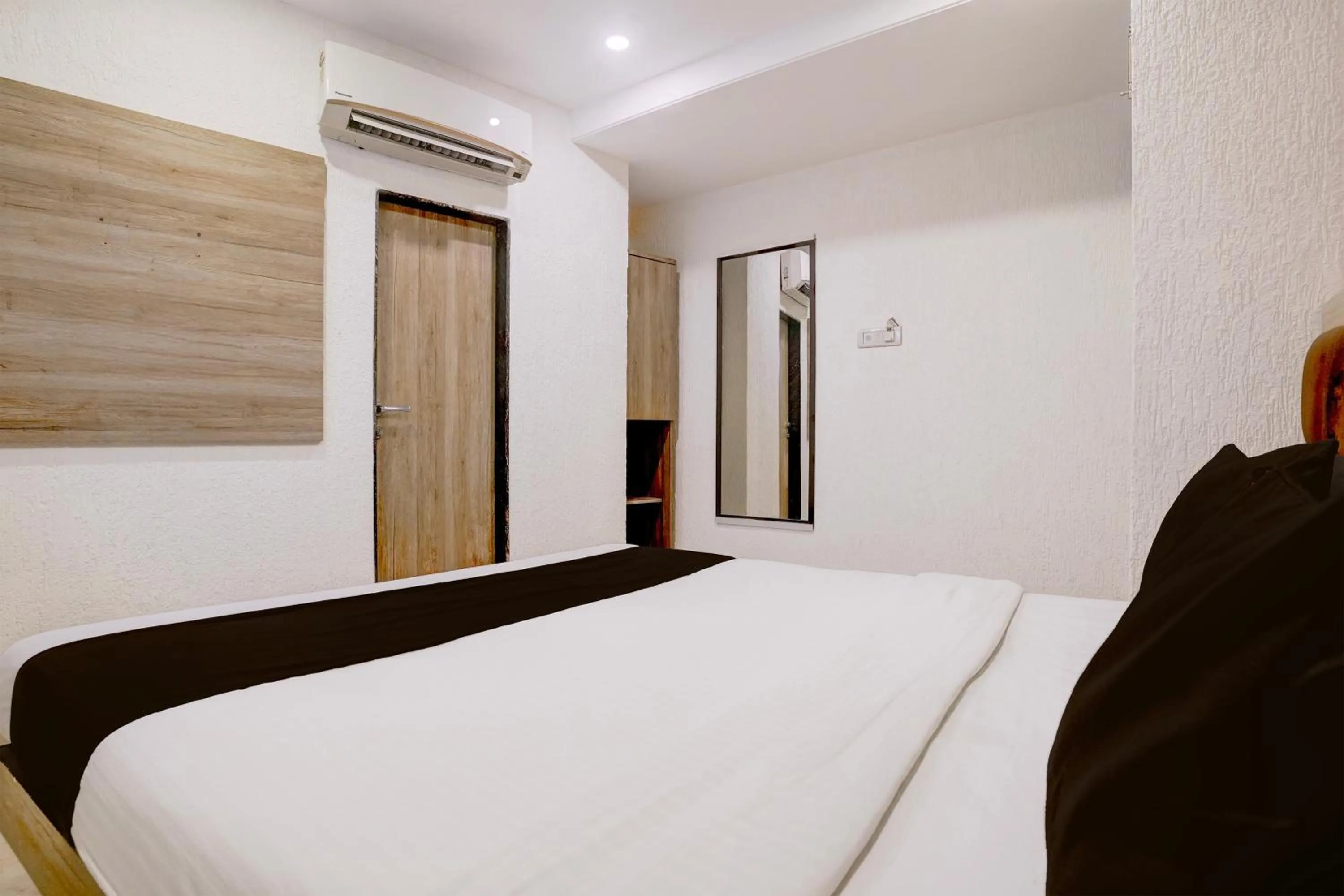 Bedroom, Bed in Collection O Crawford Market Formerly Al Ibrahim Hotel