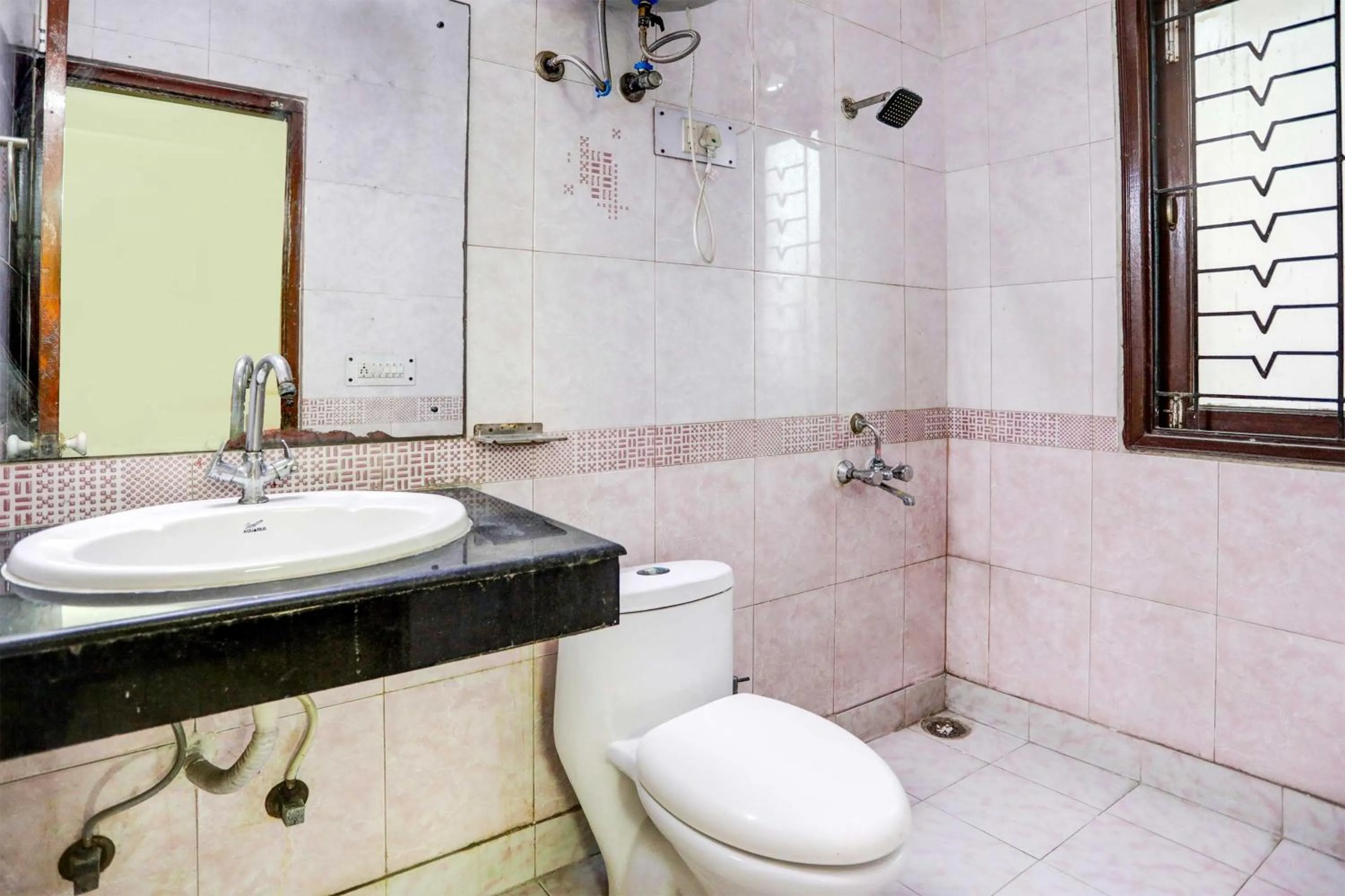 Bathroom in Hotel O Sunshine Near Iskcon Temple Noida