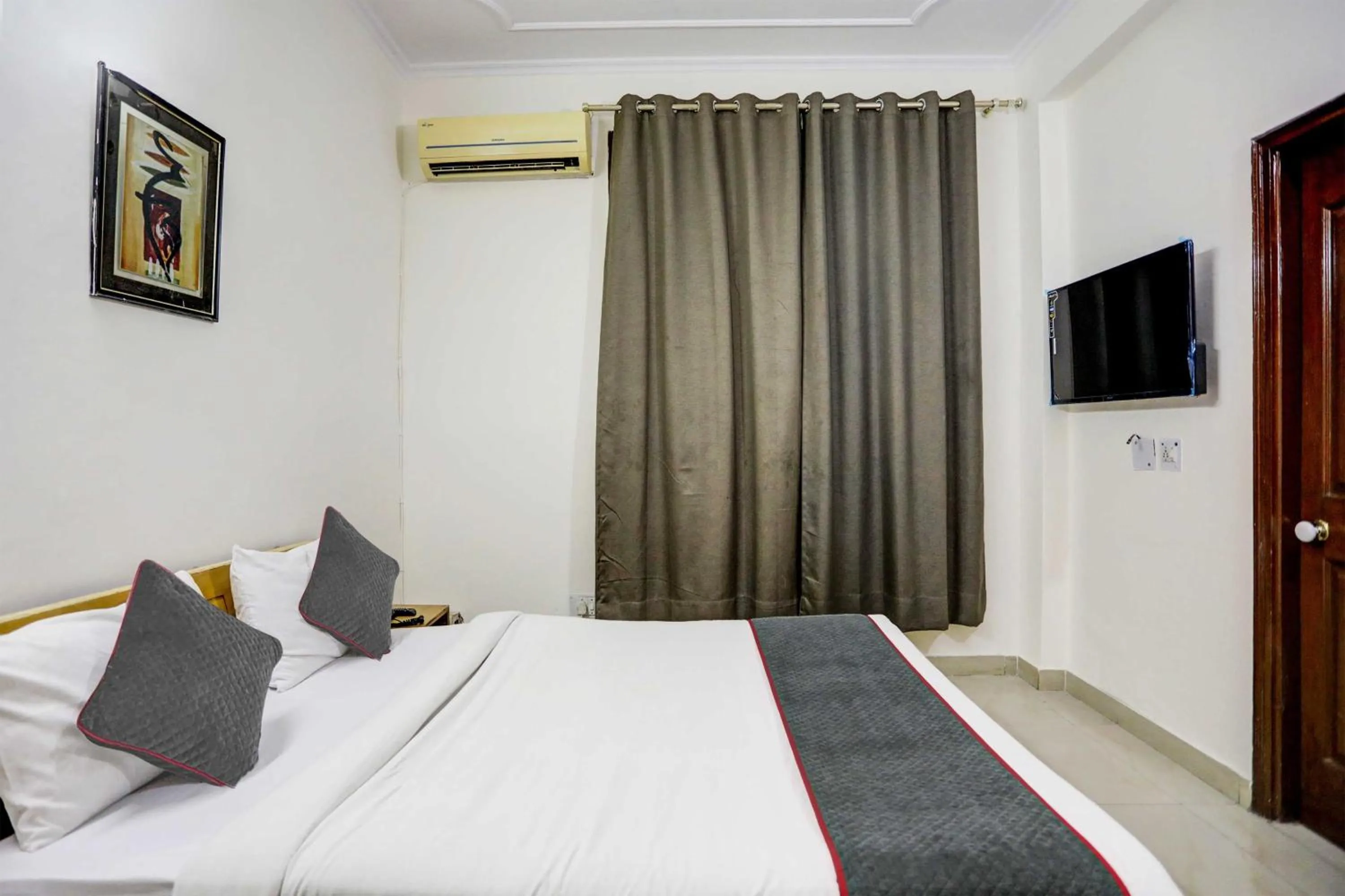 Bedroom, Bed in Hotel O Sunshine Near Iskcon Temple Noida