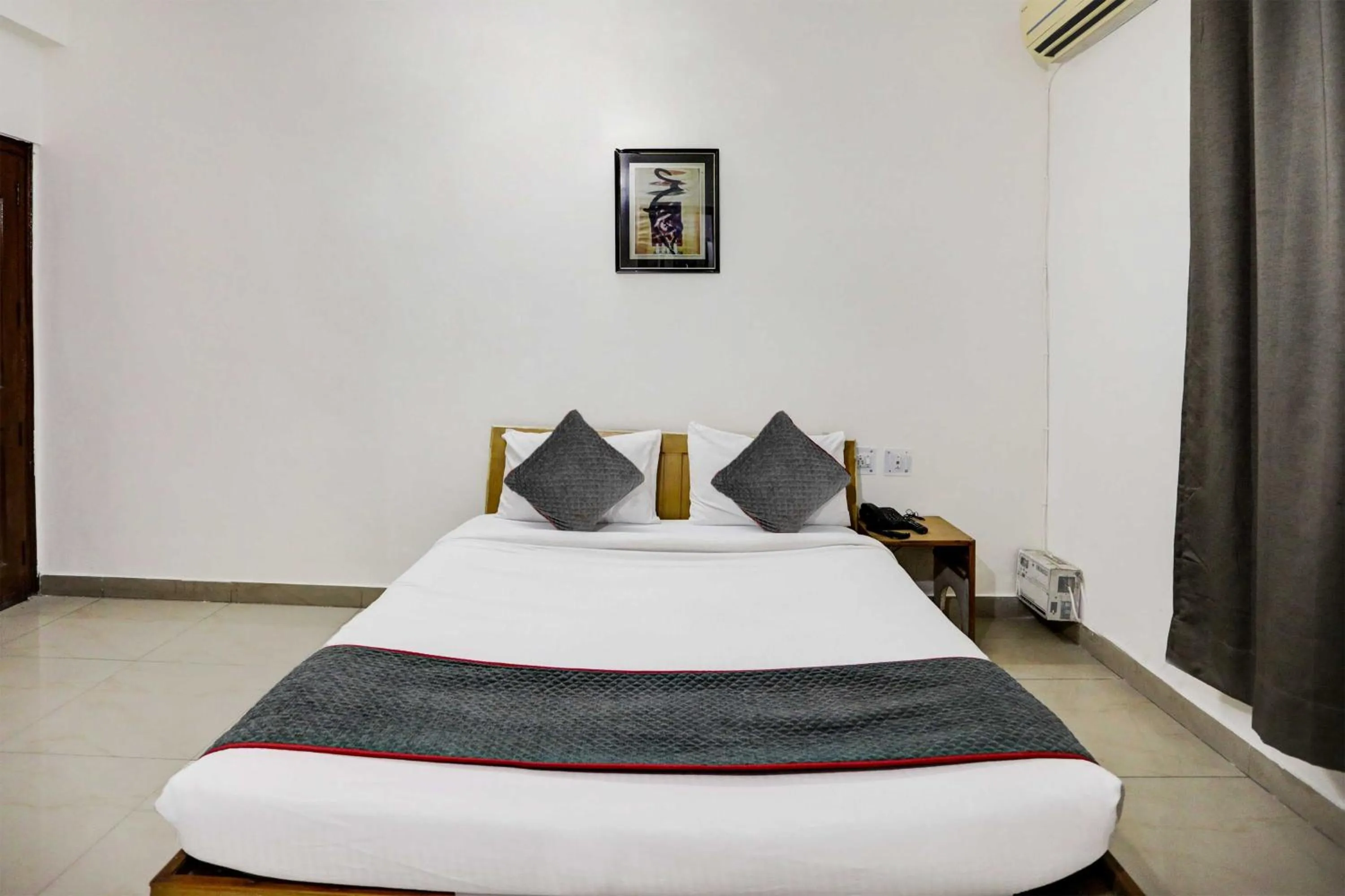 Bedroom, Bed in Hotel O Sunshine Near Iskcon Temple Noida