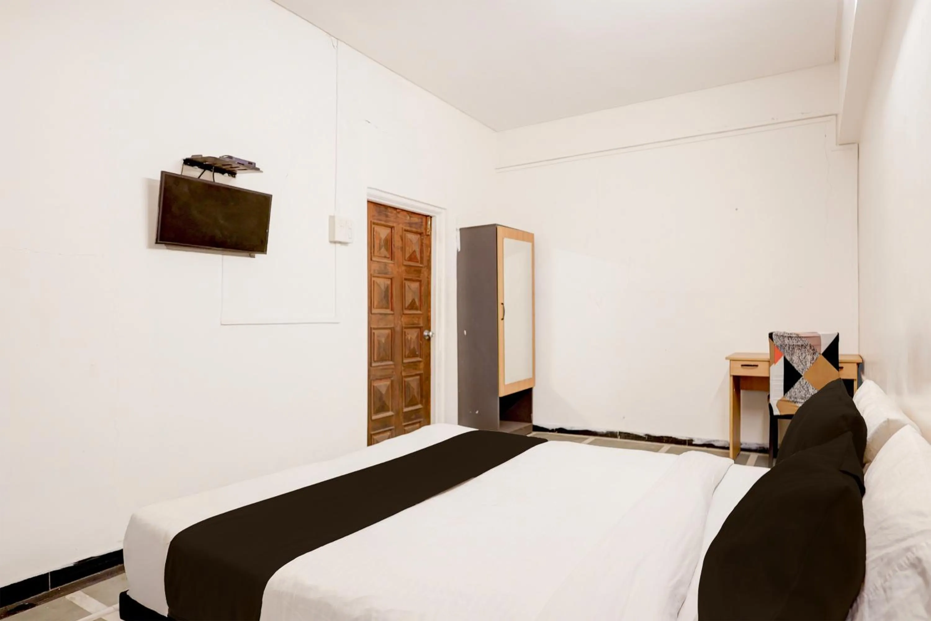 Bedroom, Bed in Collection O Nashik Bus Station Formerly Hotel Saubhagya Inn