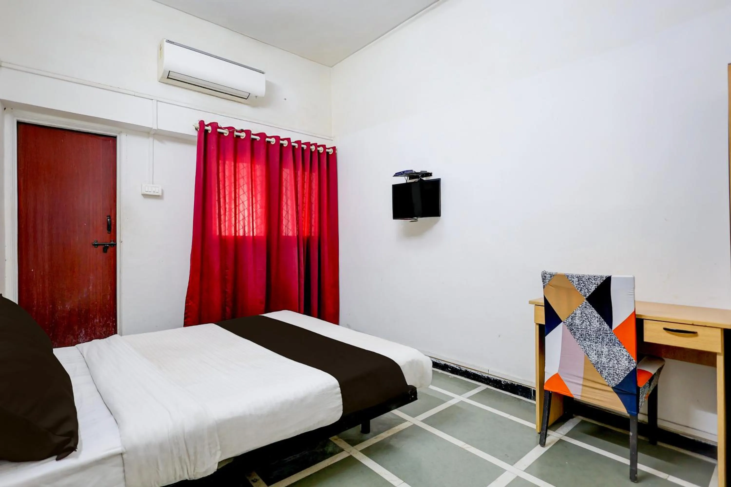 Bedroom, Bed in Collection O Nashik Bus Station Formerly Hotel Saubhagya Inn