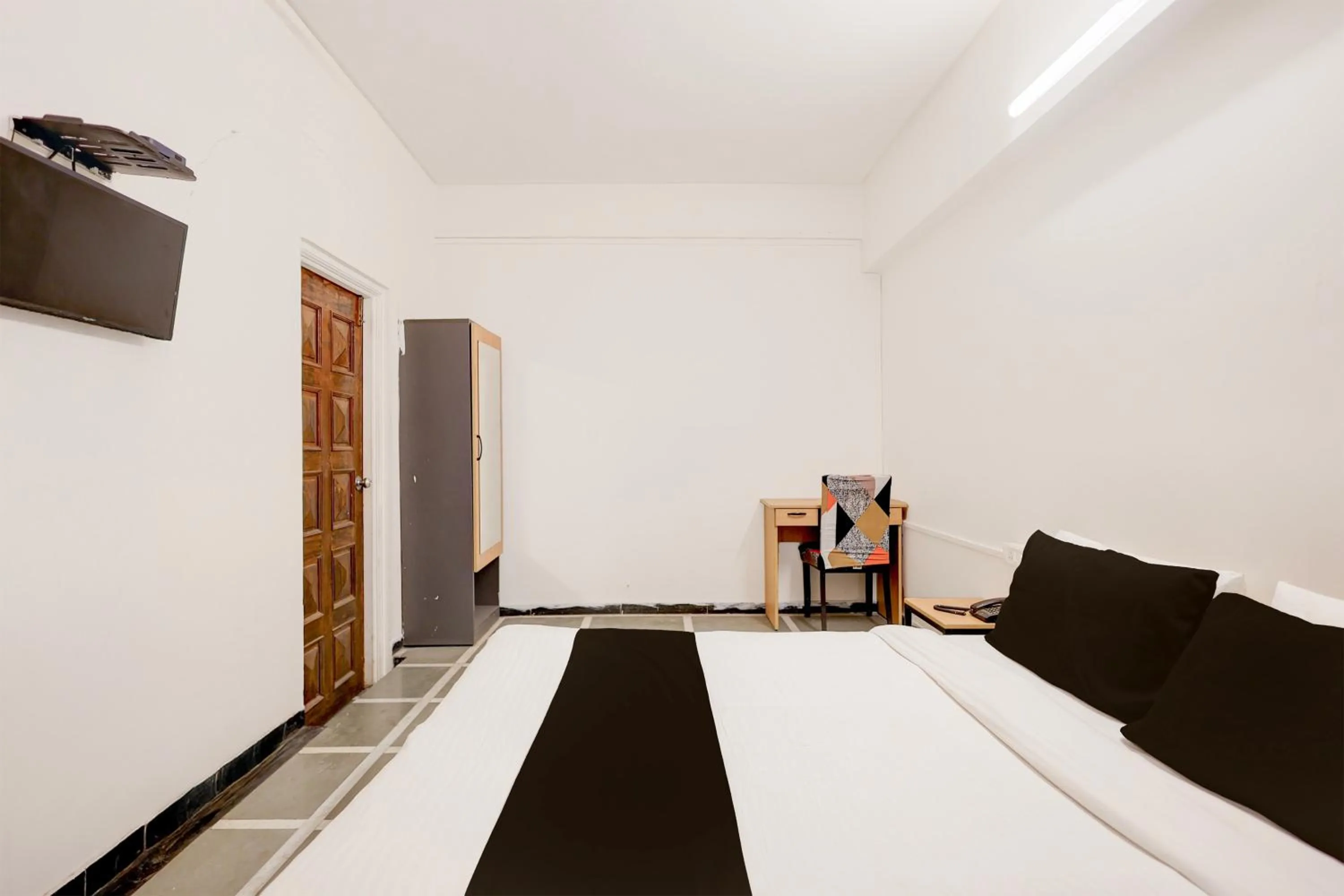 Bedroom, Bed in Collection O Nashik Bus Station Formerly Hotel Saubhagya Inn