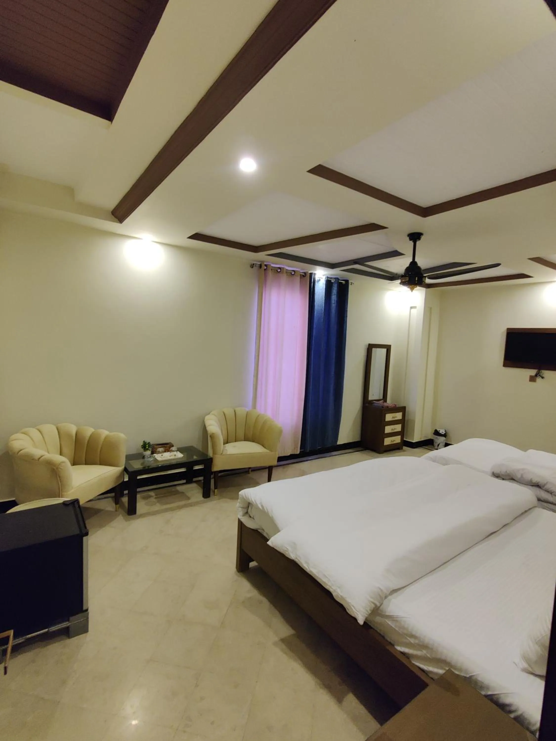 Shower, Bed in AL Fateh Hotel