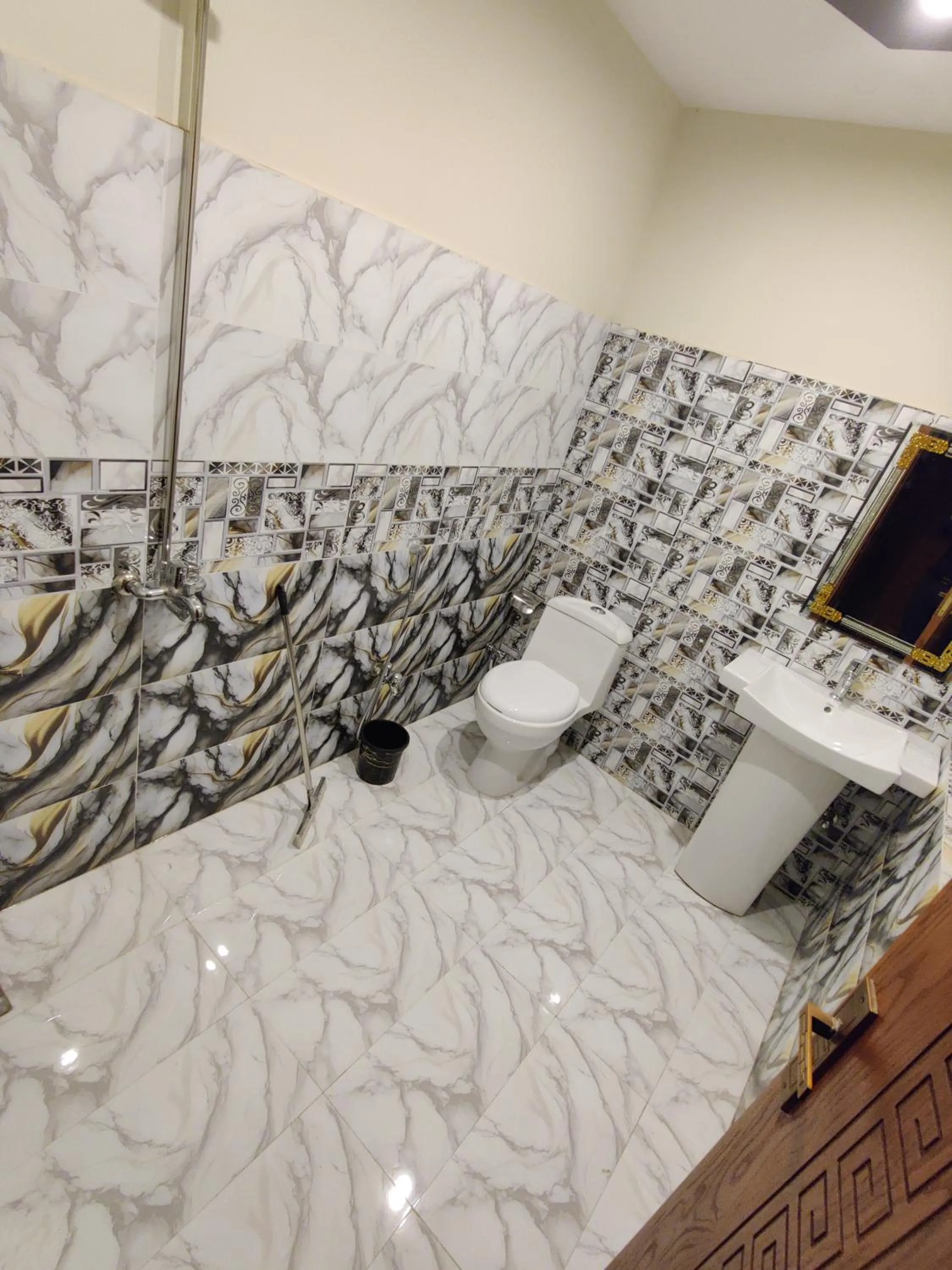 Shower in AL Fateh Hotel