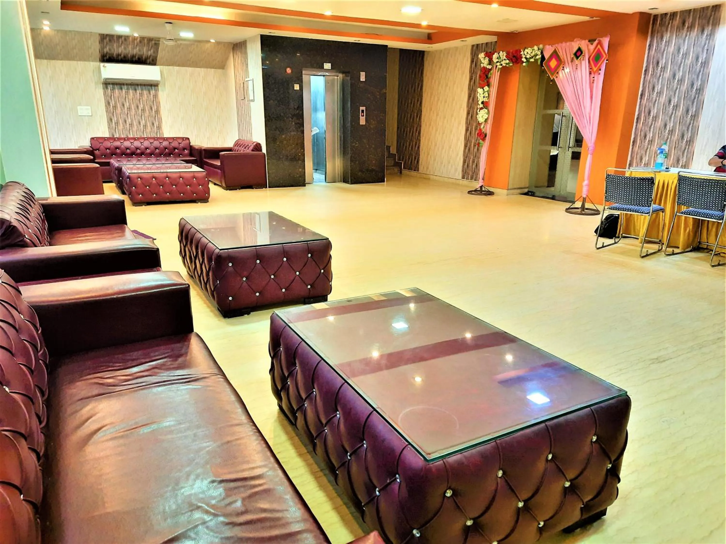 Communal lounge/ TV room in Hotel Sunshine Park -- Near Anand Vihar Railway Station