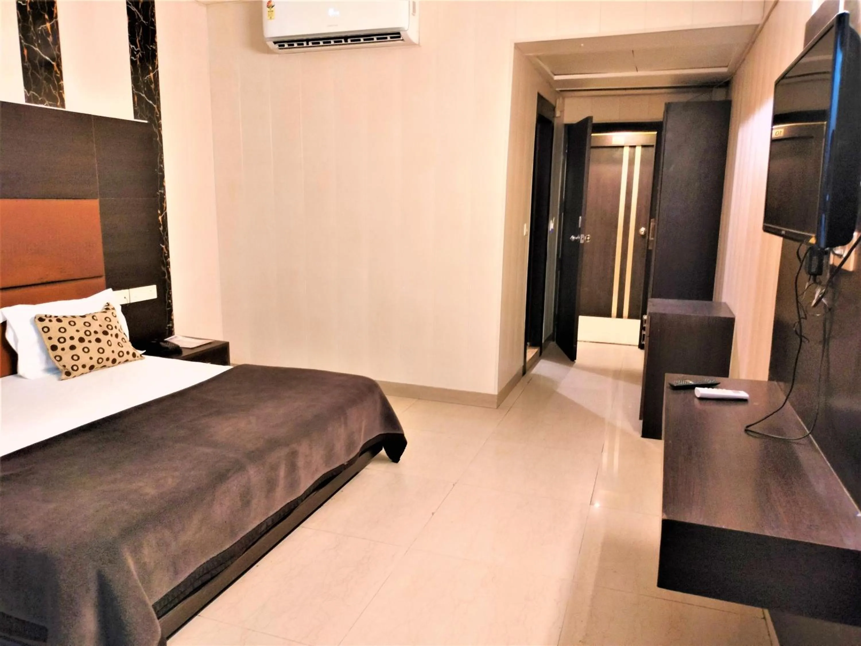 Bed in Hotel Sunshine Park -- Near Anand Vihar Railway Station