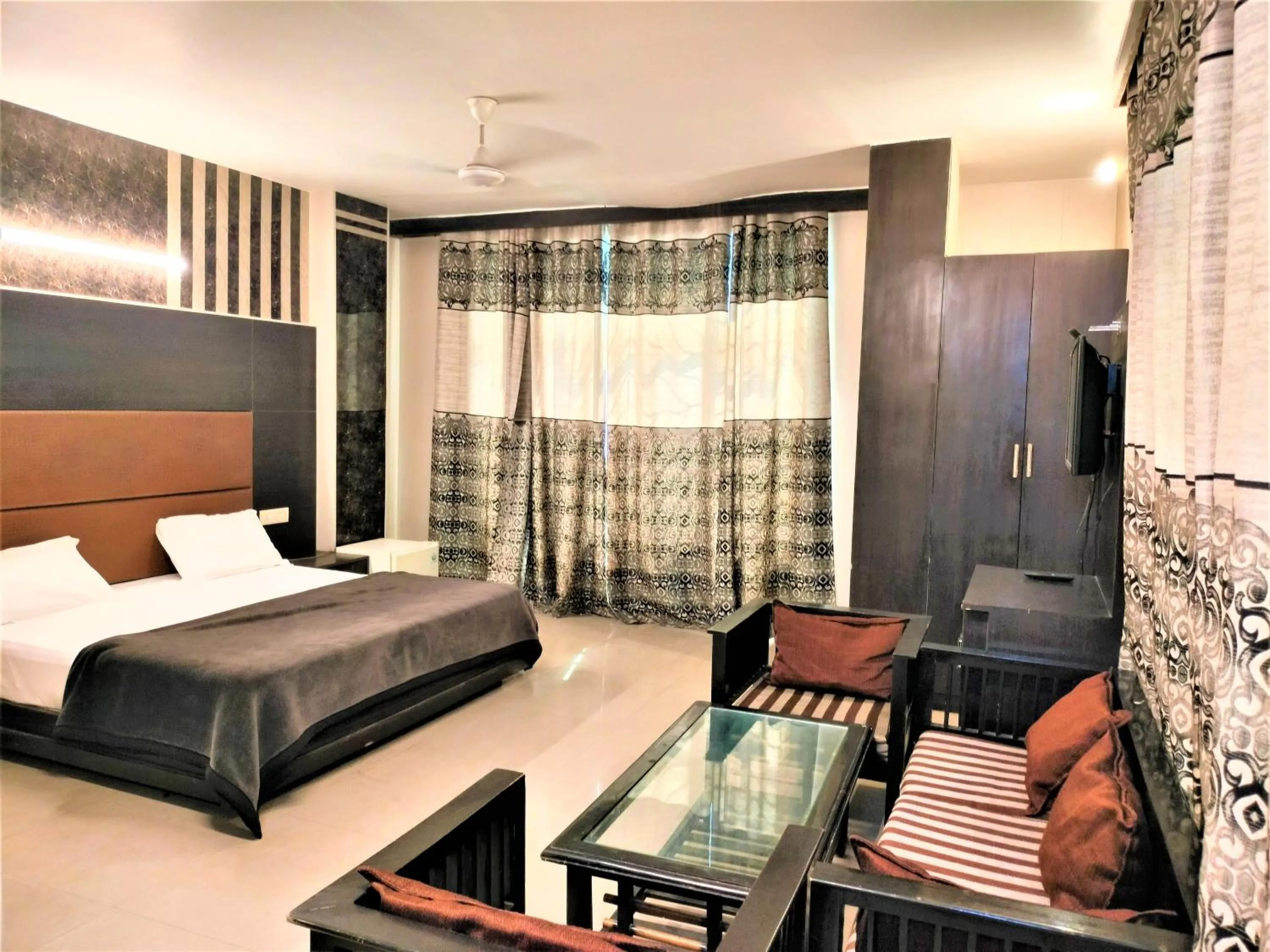 Photo of the whole room, Bed in Hotel Sunshine Park -- Near Anand Vihar Railway Station