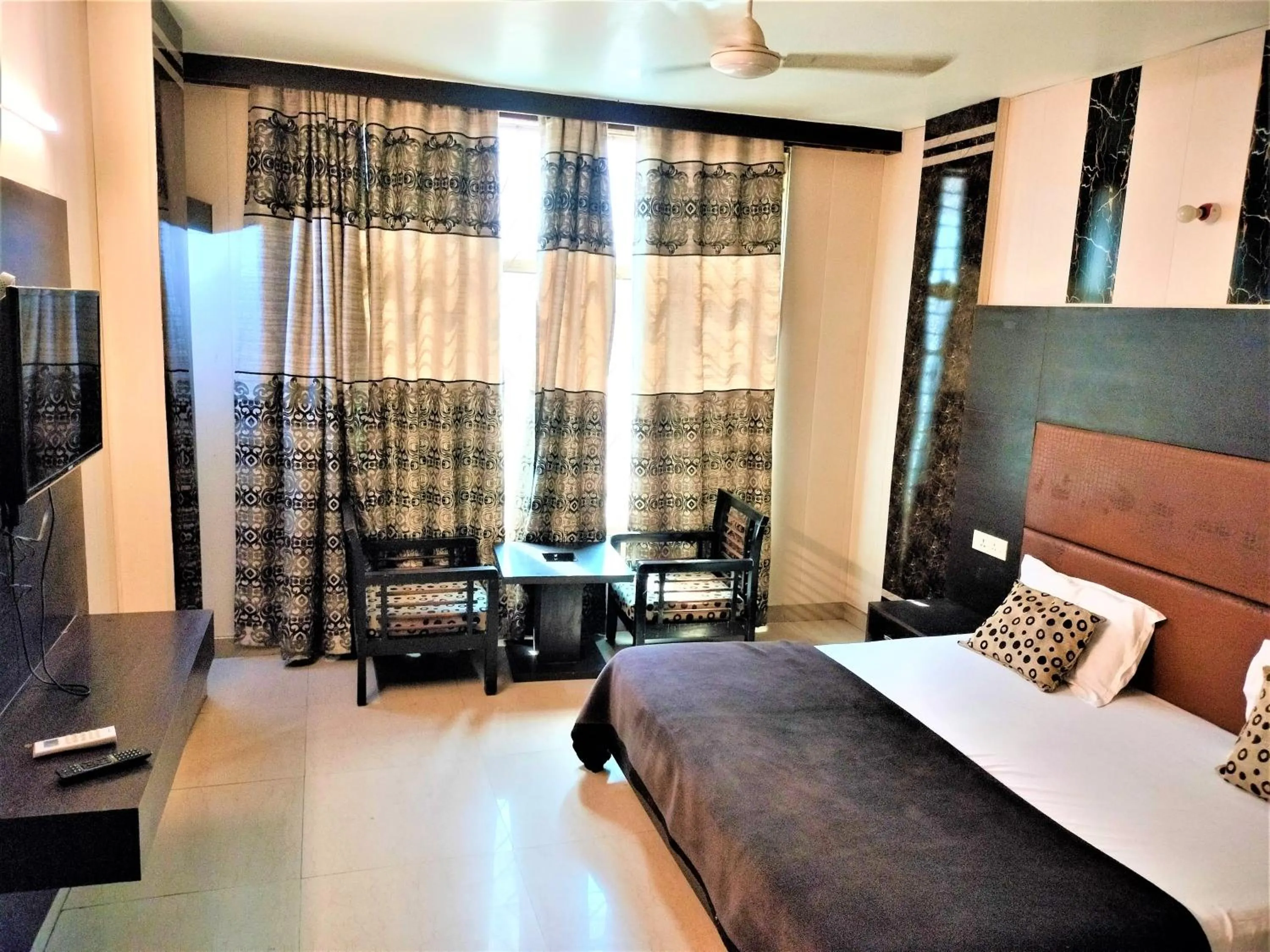 Communal lounge/ TV room, Bed in Hotel Sunshine Park -- Near Anand Vihar Railway Station
