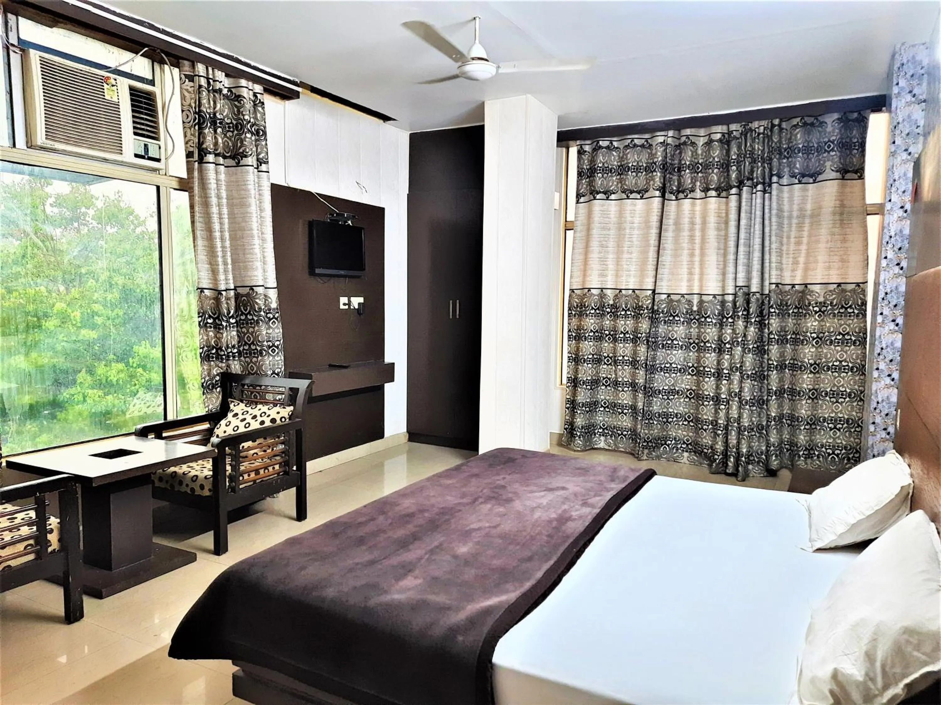 Bed in Hotel Sunshine Park -- Near Anand Vihar Railway Station