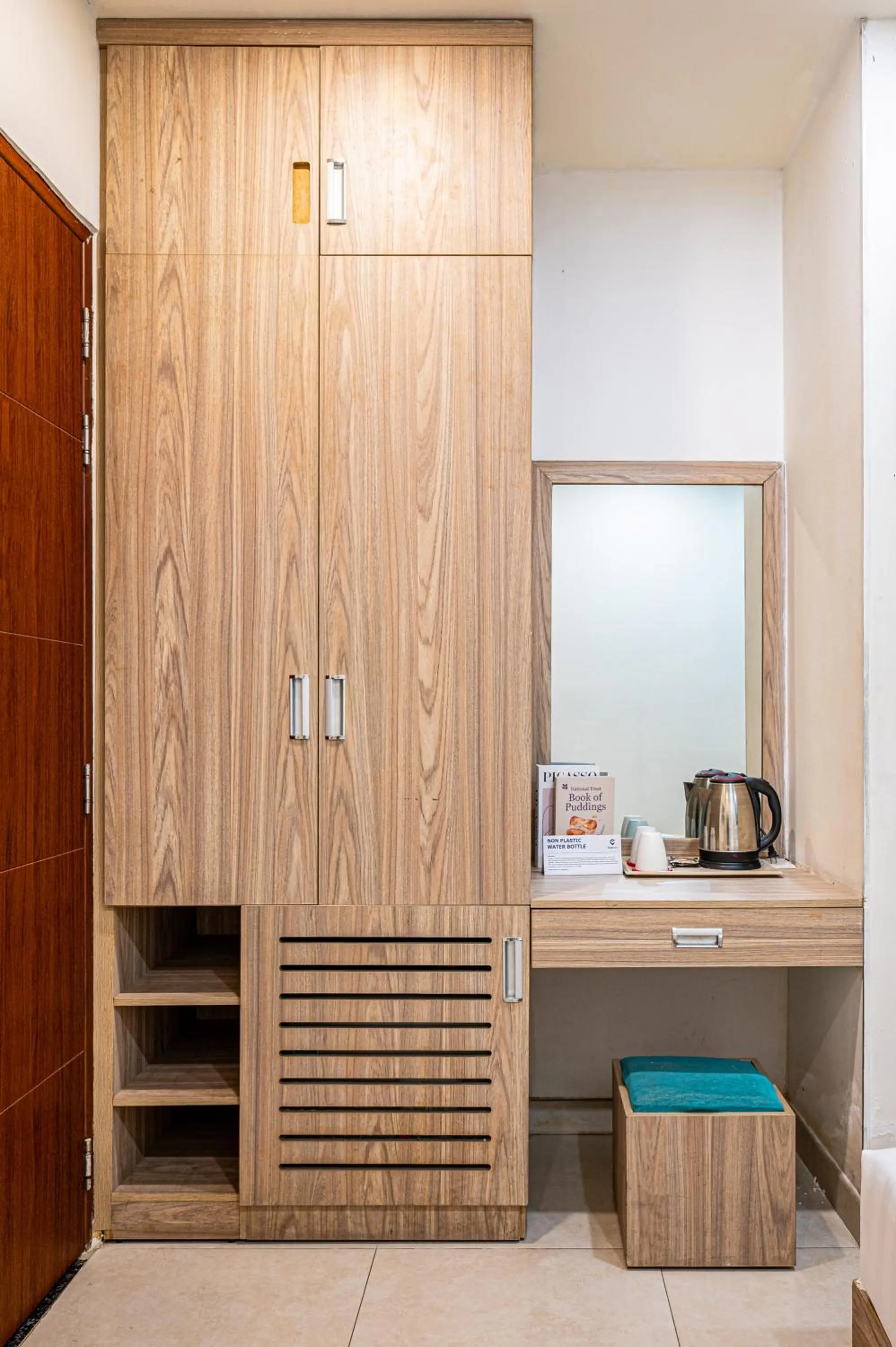 wardrobe in Cozrum - Love Hotel Trần Bình Trọng