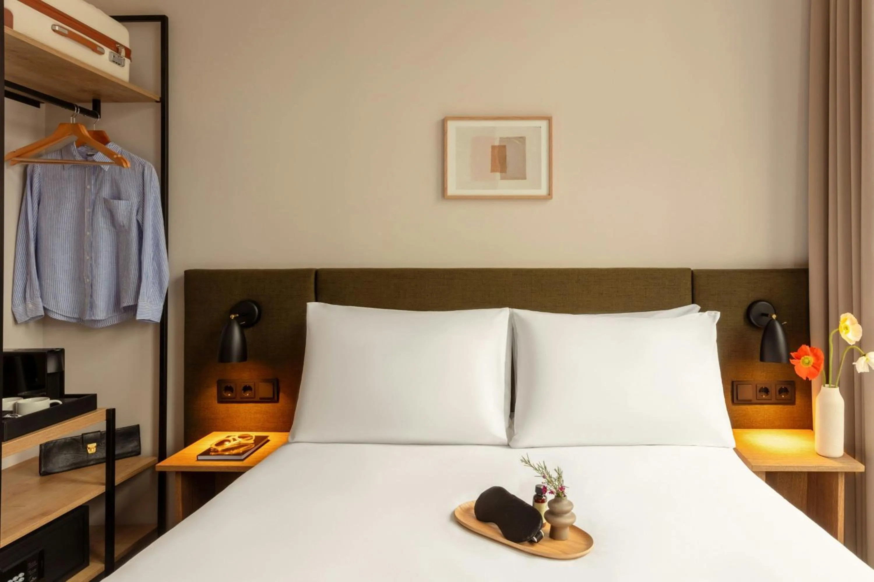 Photo of the whole room, Bed in Hotel Middelland Rotterdam