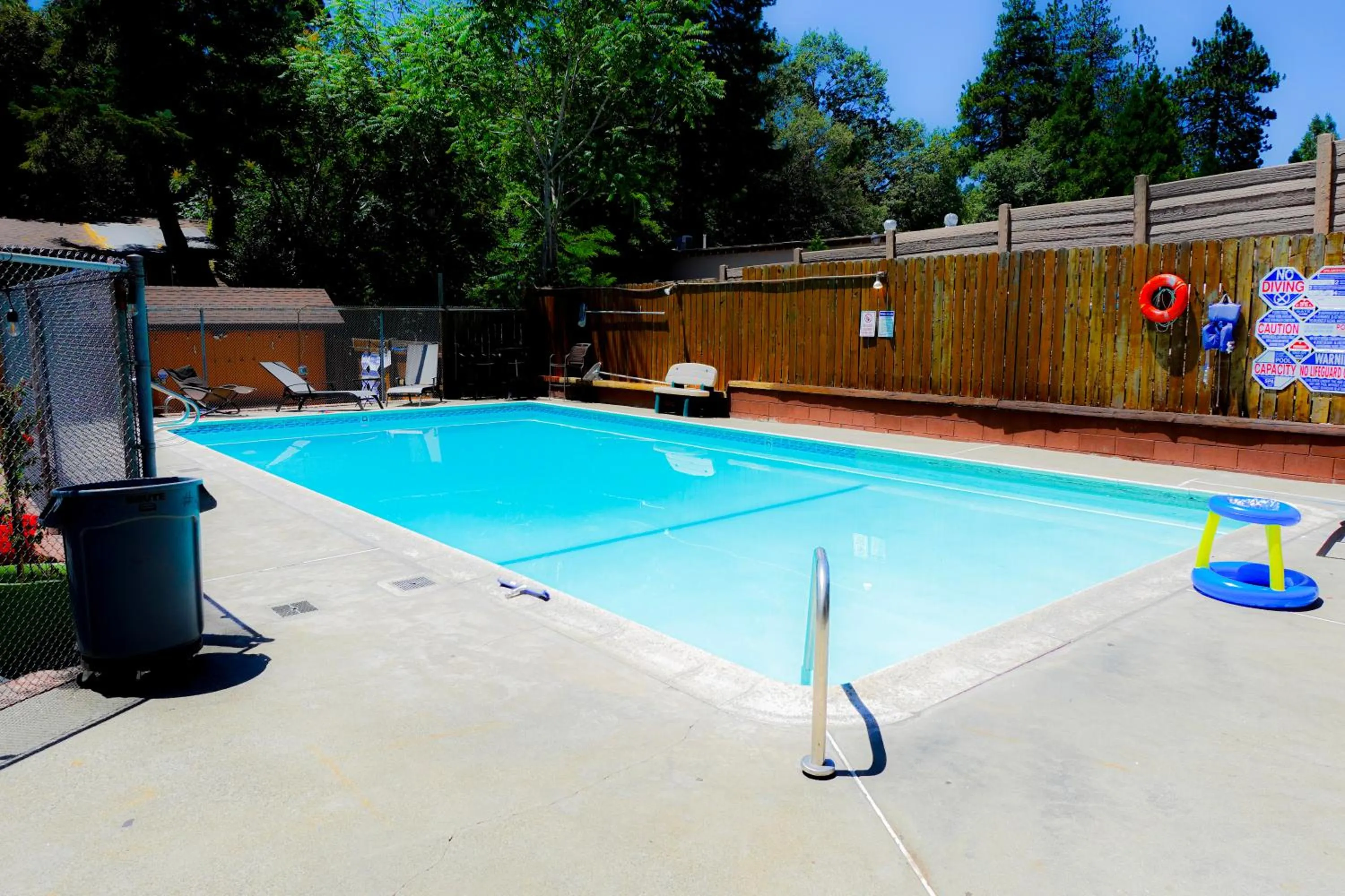 Swimming pool in Sleepy Hollow Cabins and Hotel