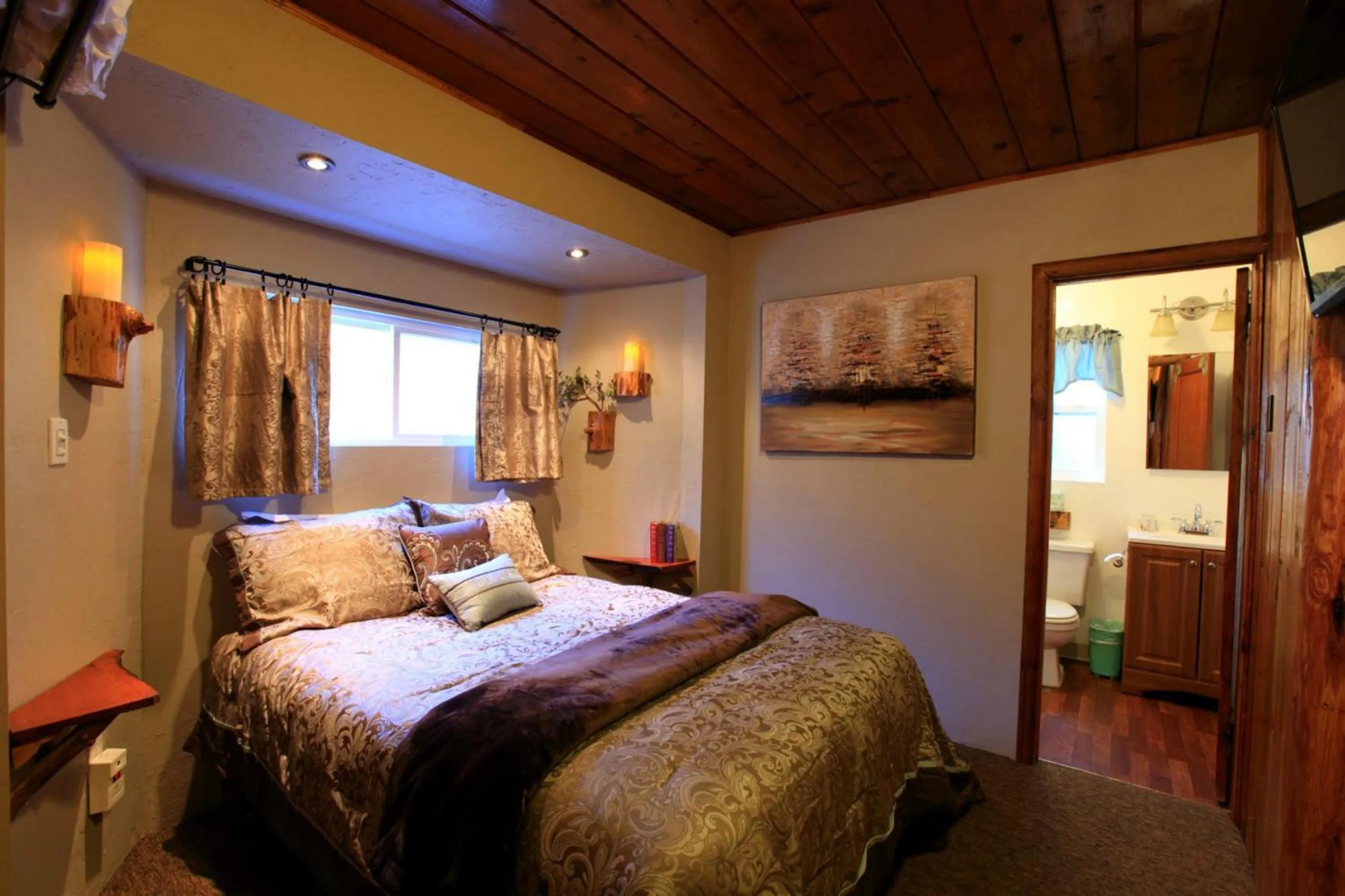 Bed in Sleepy Hollow Cabins and Hotel
