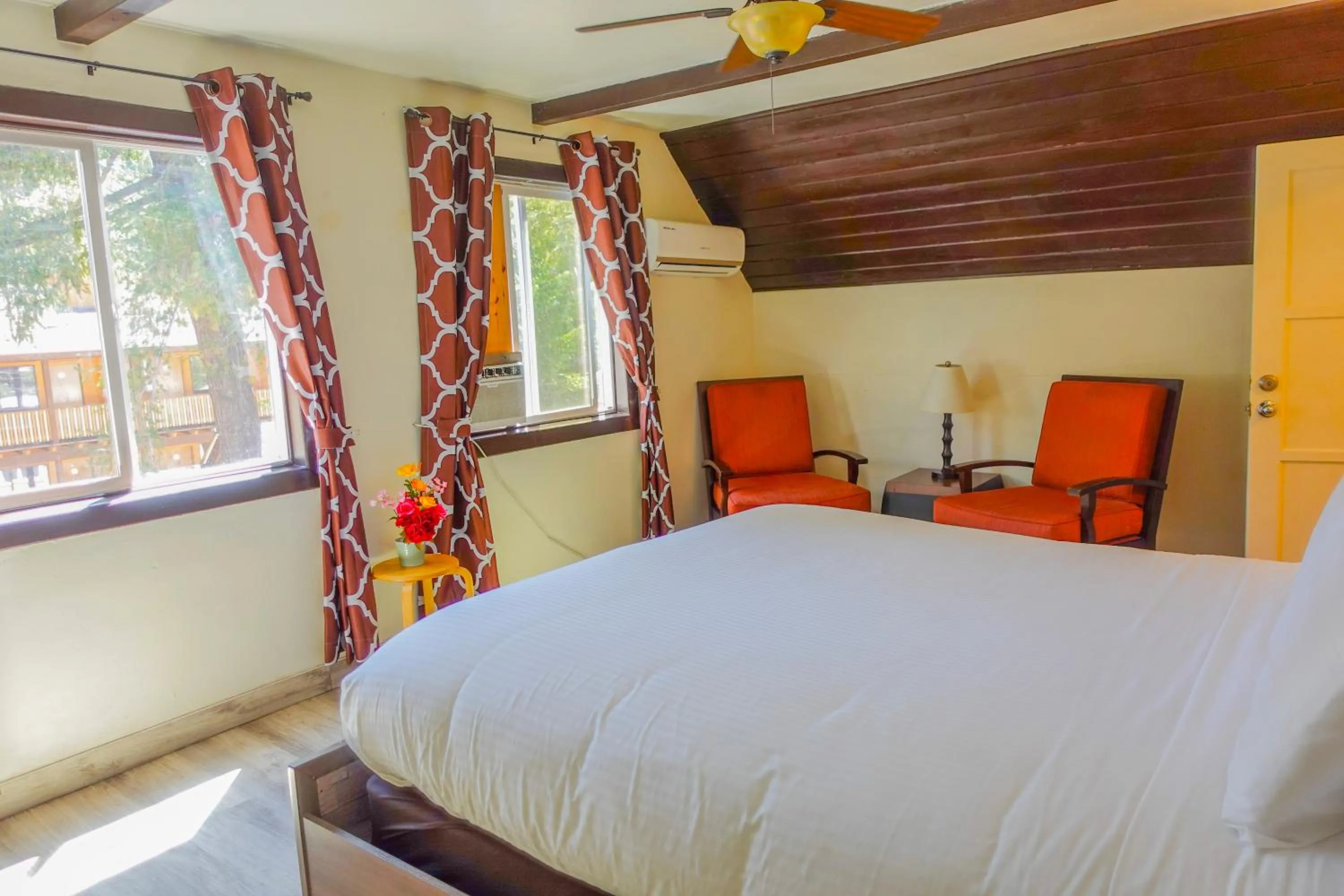 Bed in Sleepy Hollow Cabins and Hotel