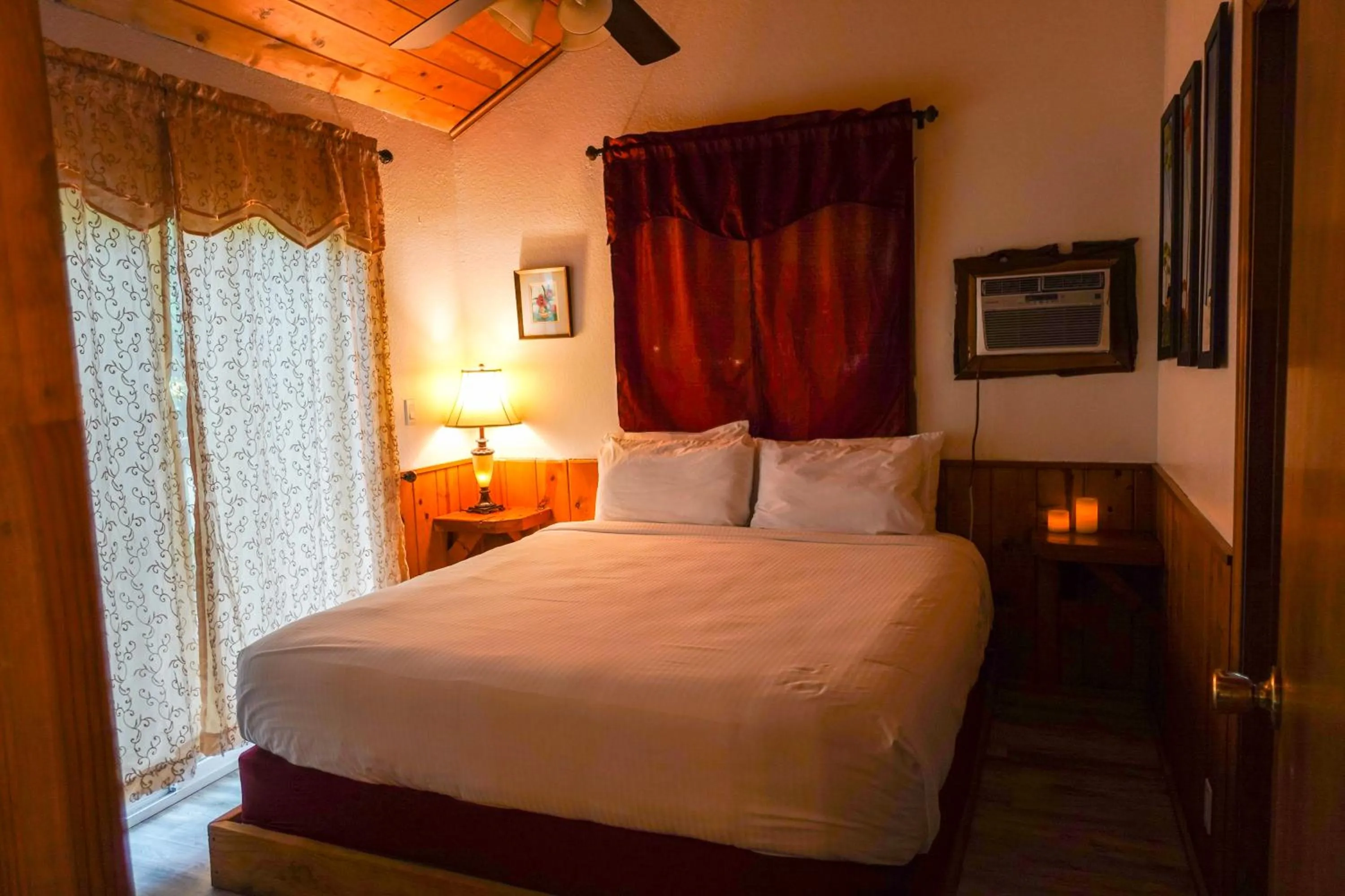 Bed in Sleepy Hollow Cabins and Hotel