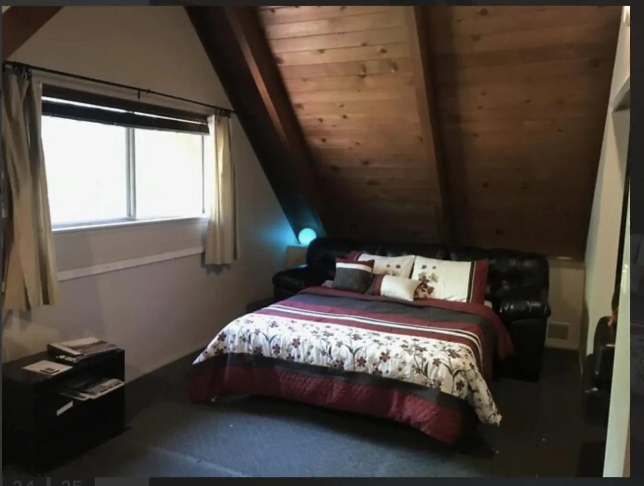 Bed in Sleepy Hollow Cabins and Hotel