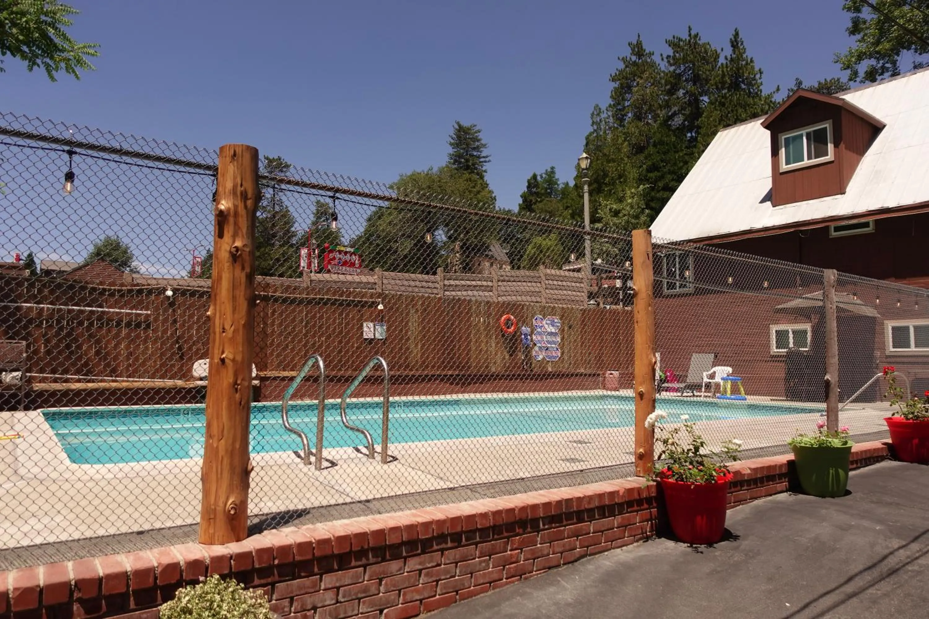 Swimming pool in Sleepy Hollow Cabins and Hotel