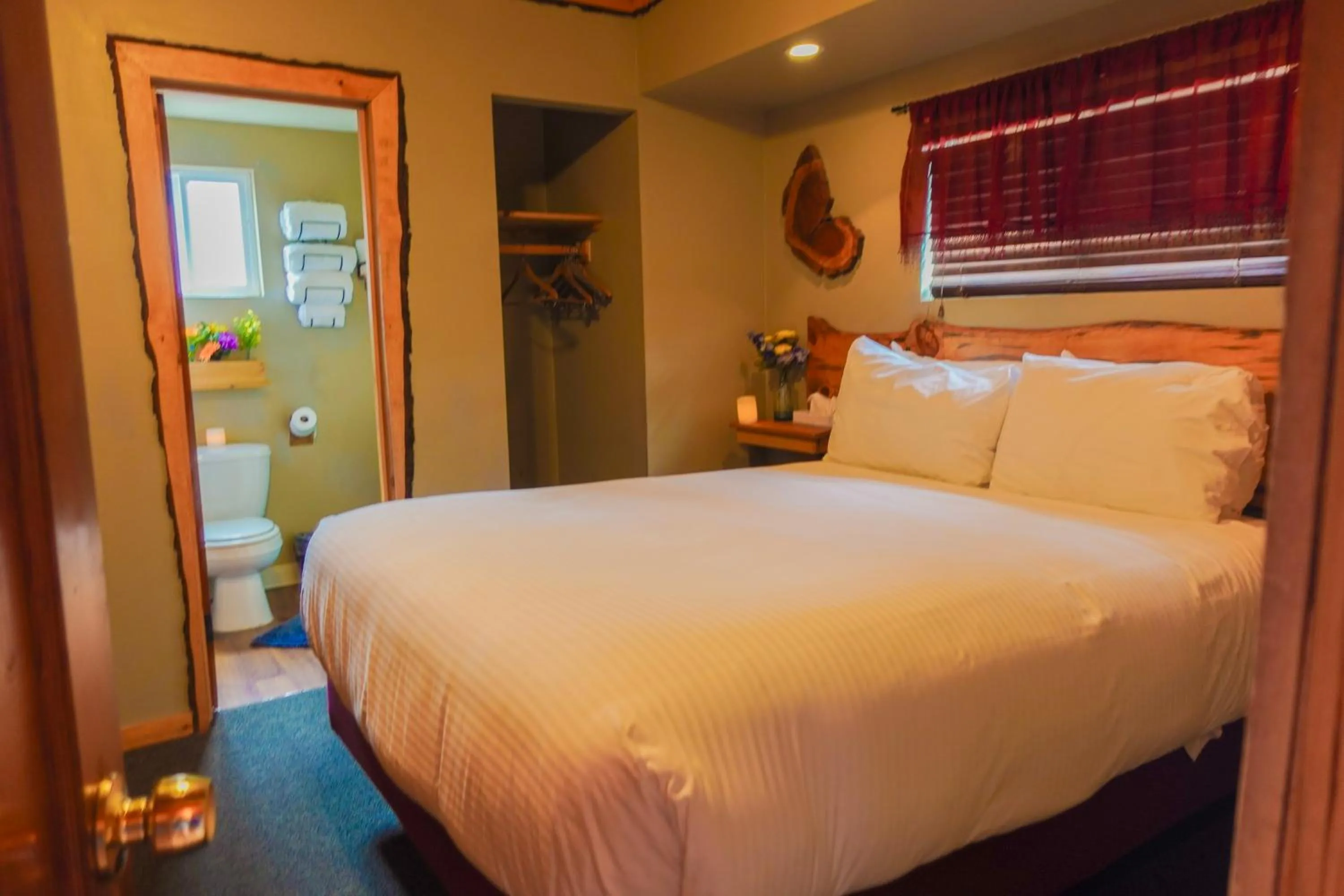 Bed in Sleepy Hollow Cabins and Hotel