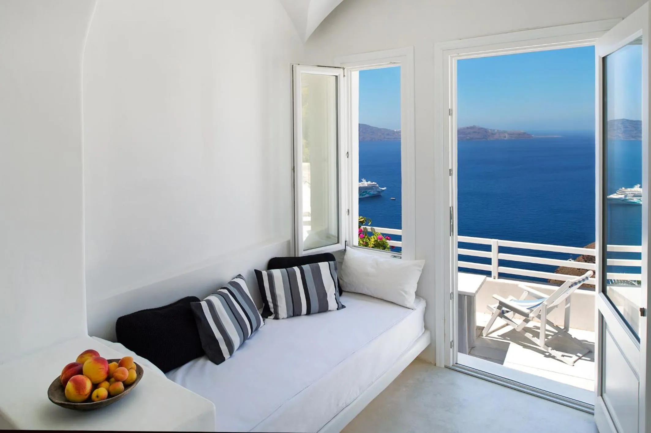 View (from property/room), Bed in Porto Fira Suites