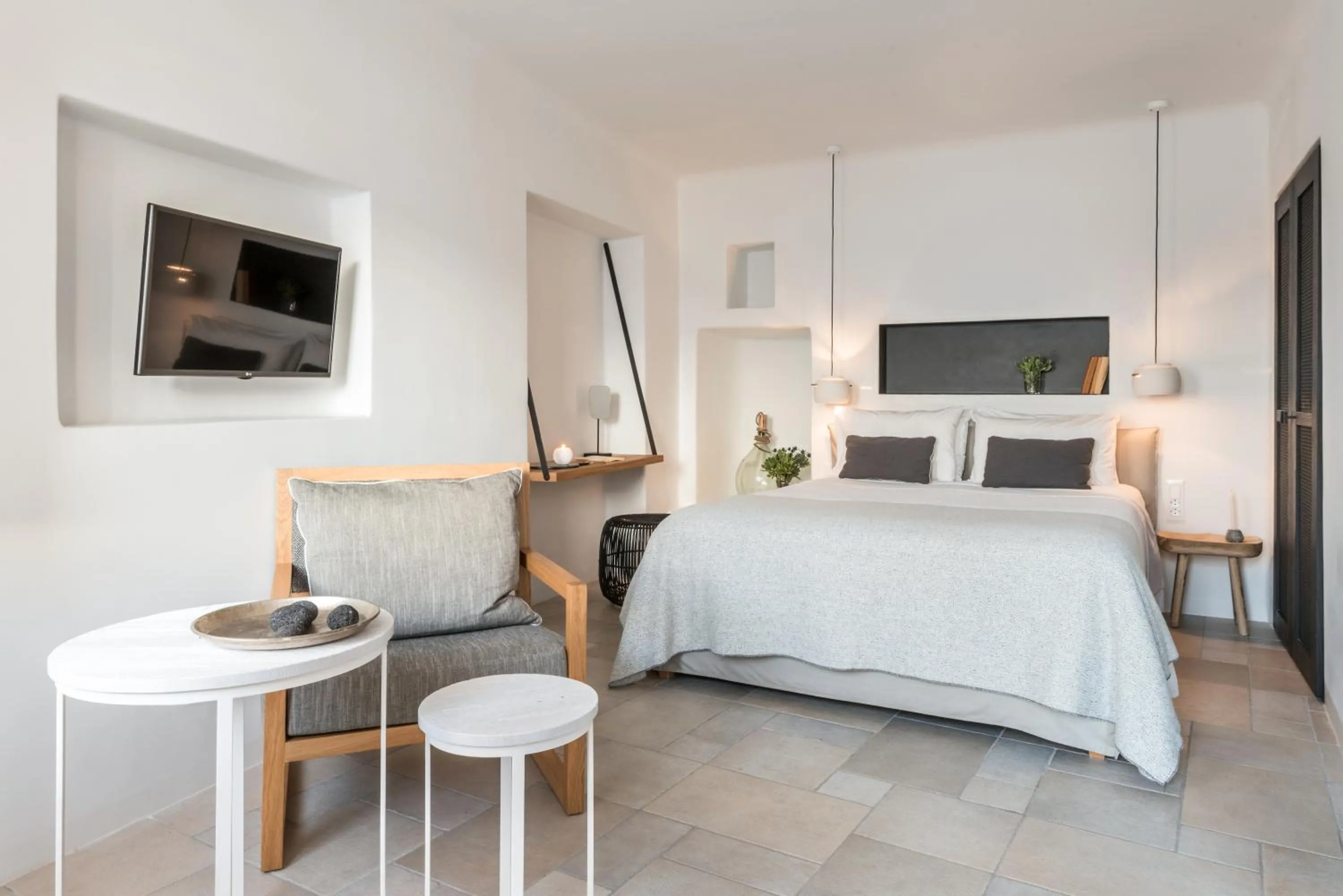 Photo of the whole room, Bed in Porto Fira Suites