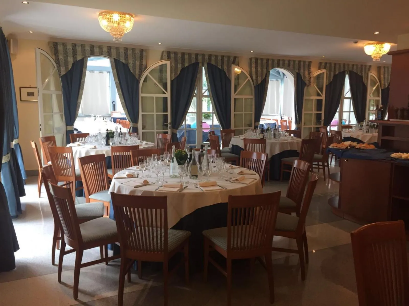 Restaurant/places to eat in Hotel Lario