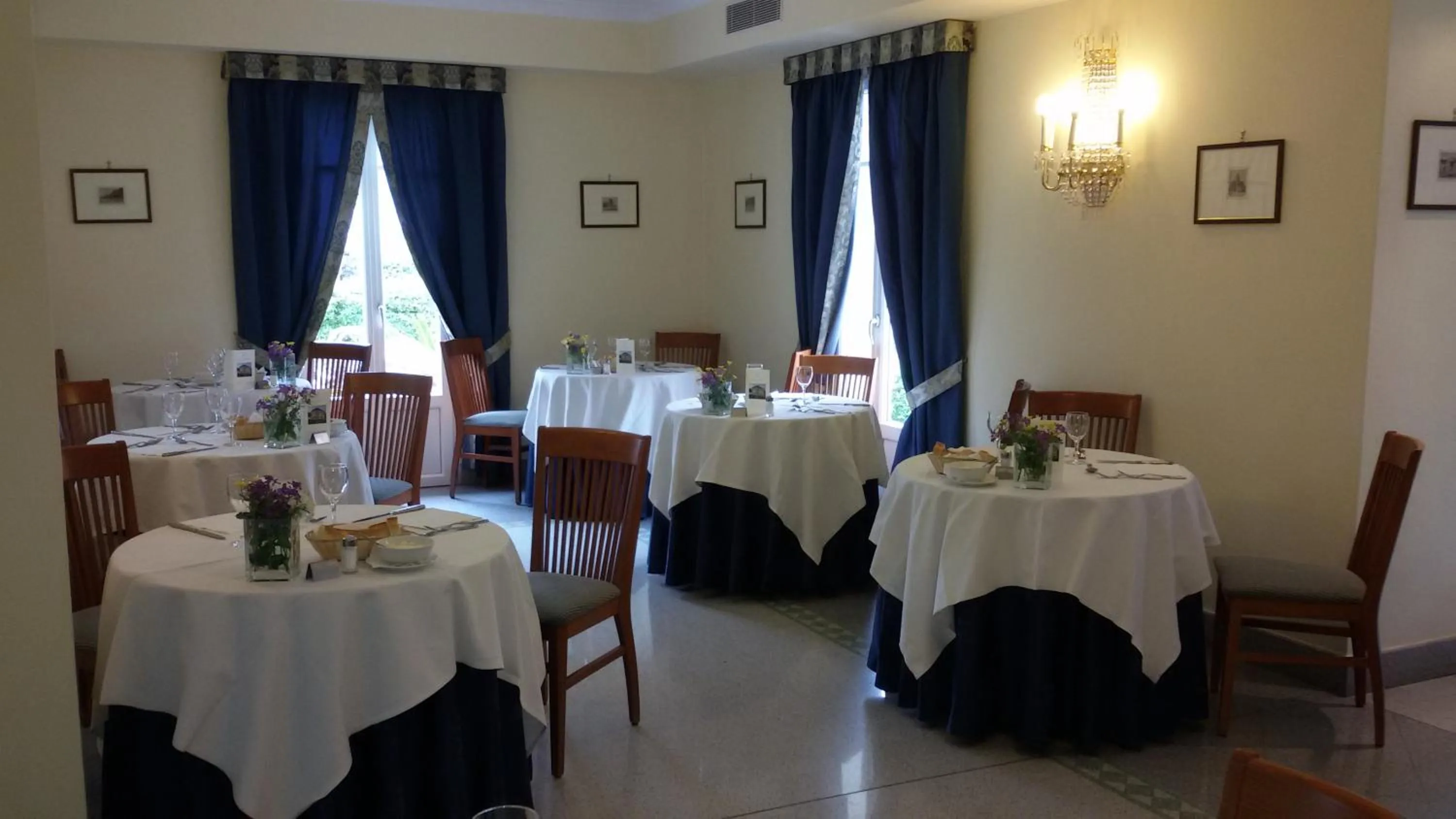 Restaurant/places to eat in Hotel Lario