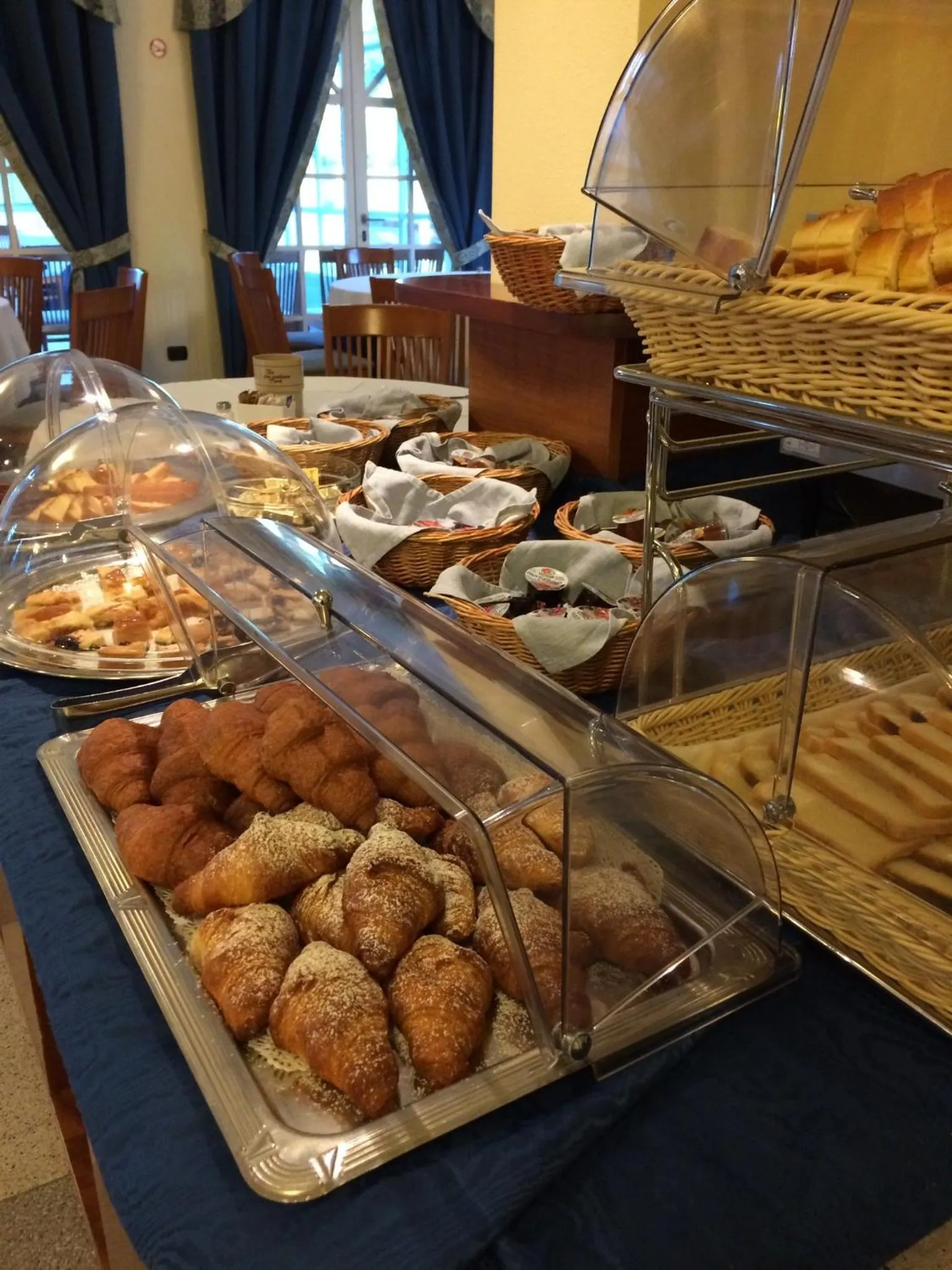 Restaurant/places to eat in Hotel Lario