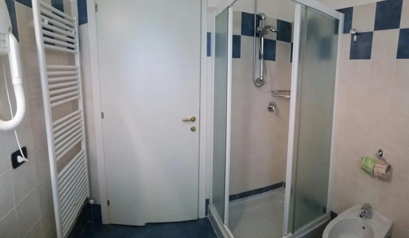 Shower in Hotel Lario