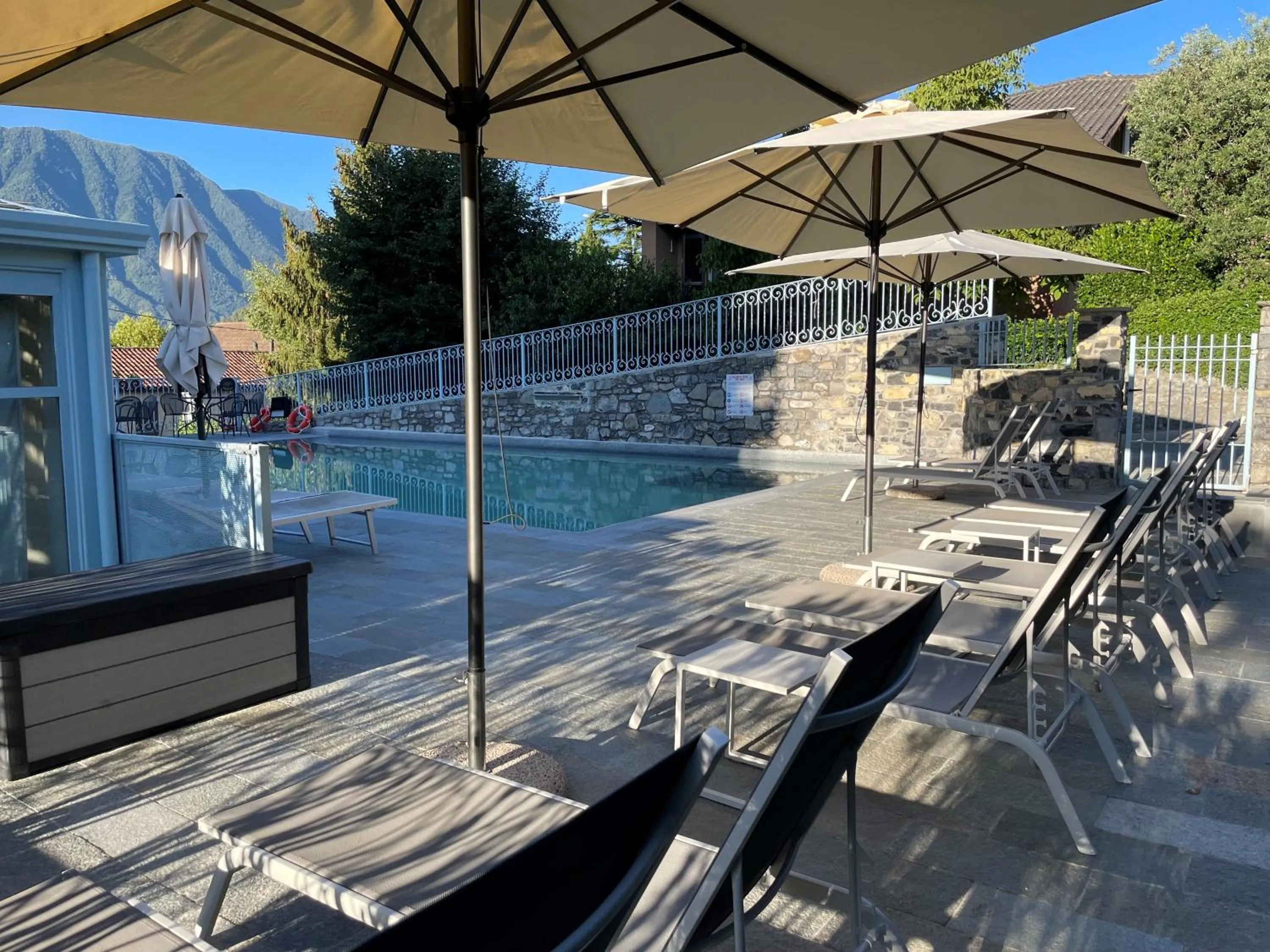 Swimming pool in Hotel Lario