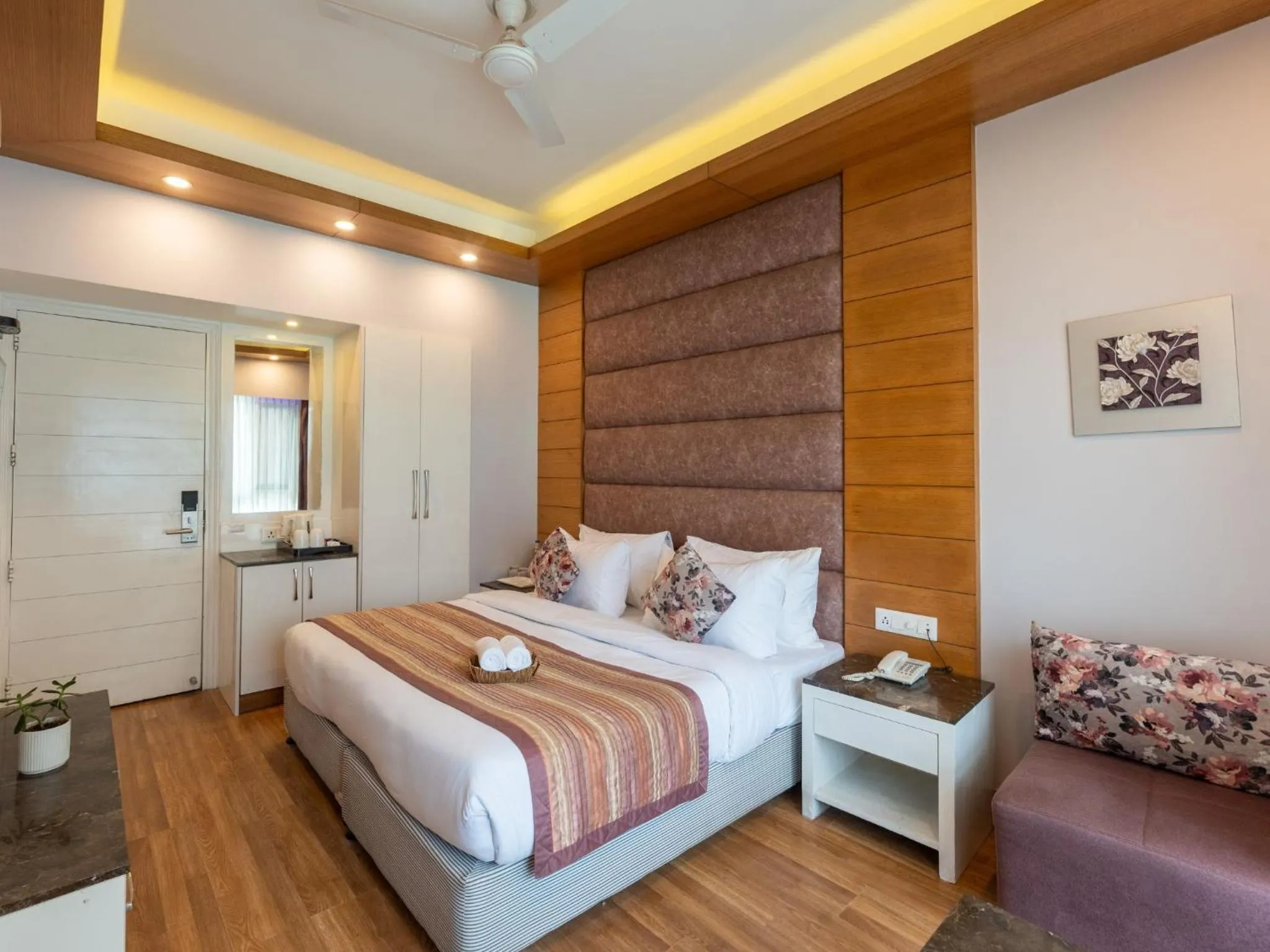 Living room, Bed in Moustache Mussoorie